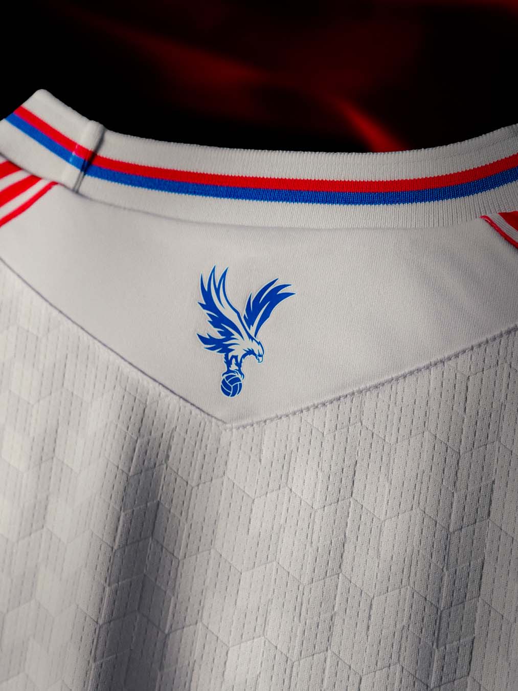 La maglia home del Crystal Palace 2026-2027 riporta la sash iconica!