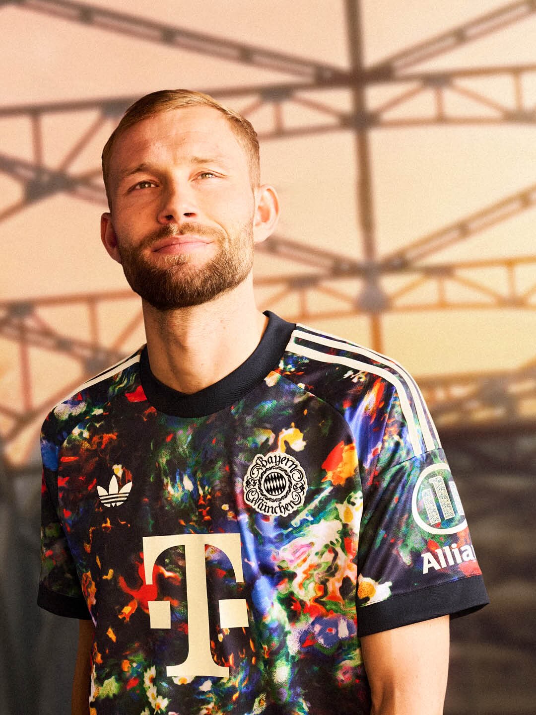 Maglia Oktoberfest del Bayern Monaco 2026-2027 con motivo floreale