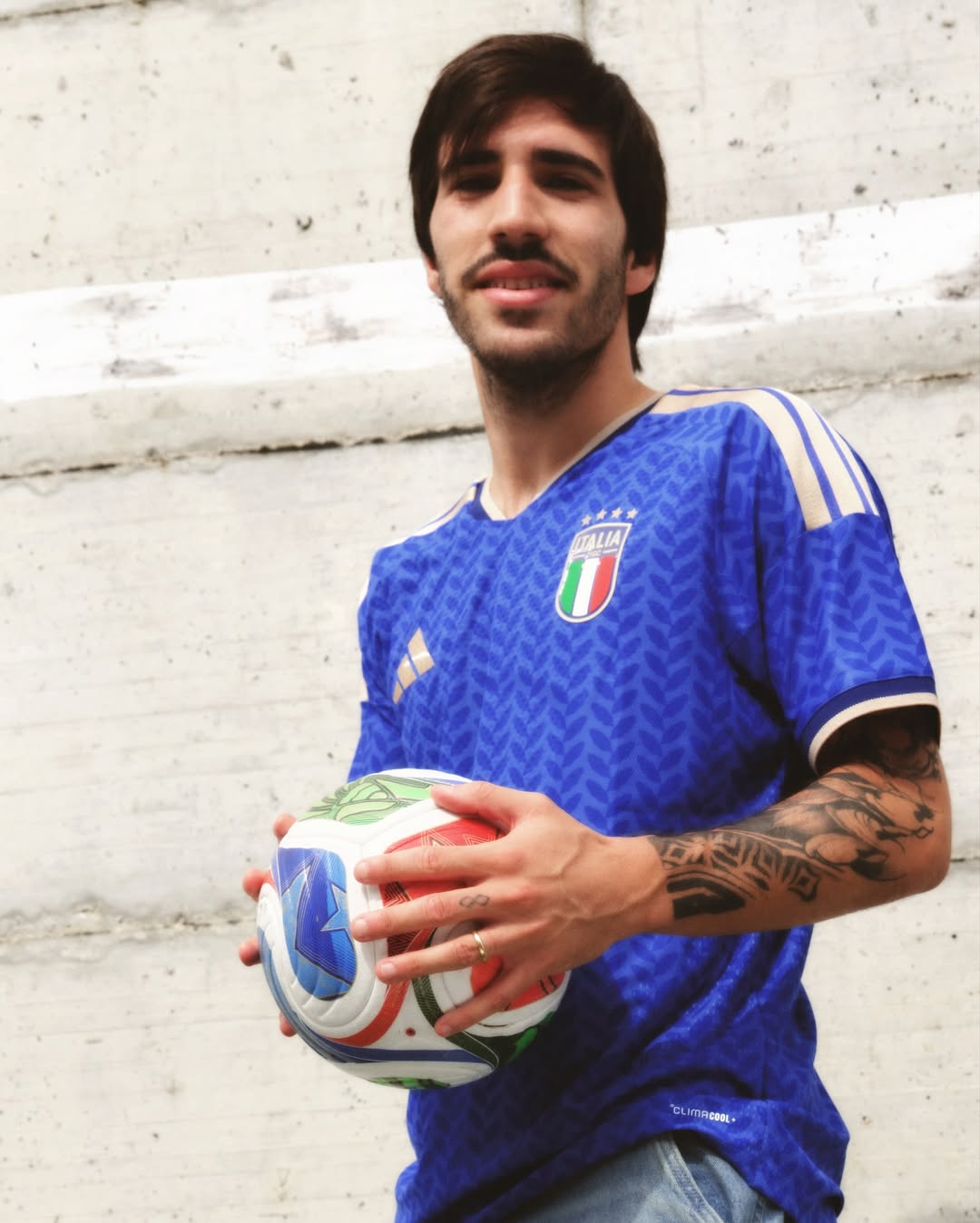 Maglia home dell'Italia per il Mondiale 2026: alloro e oro per i vent'anni dal 2006