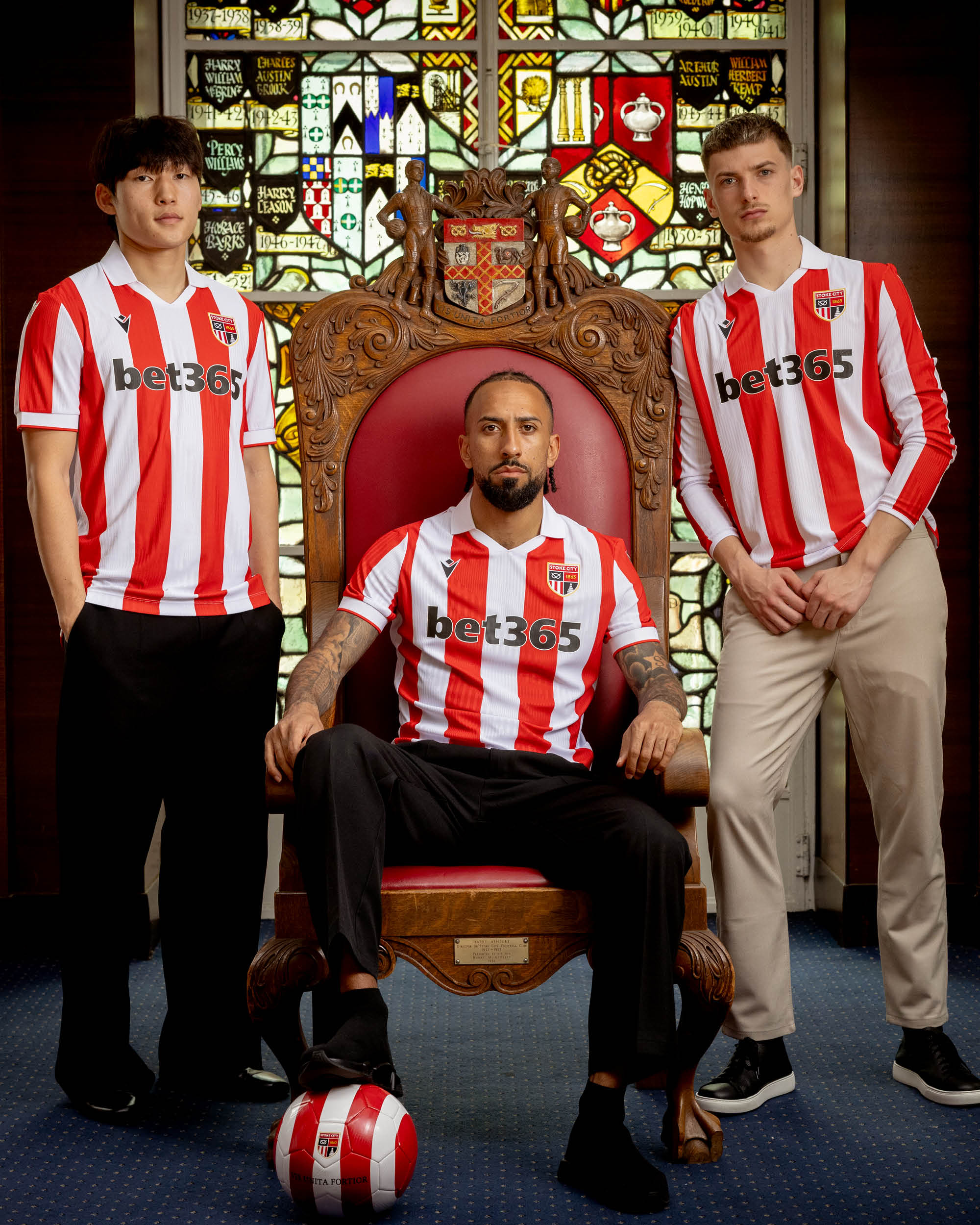 La maglia home dello Stoke City 2026-2027 con nuovo logo