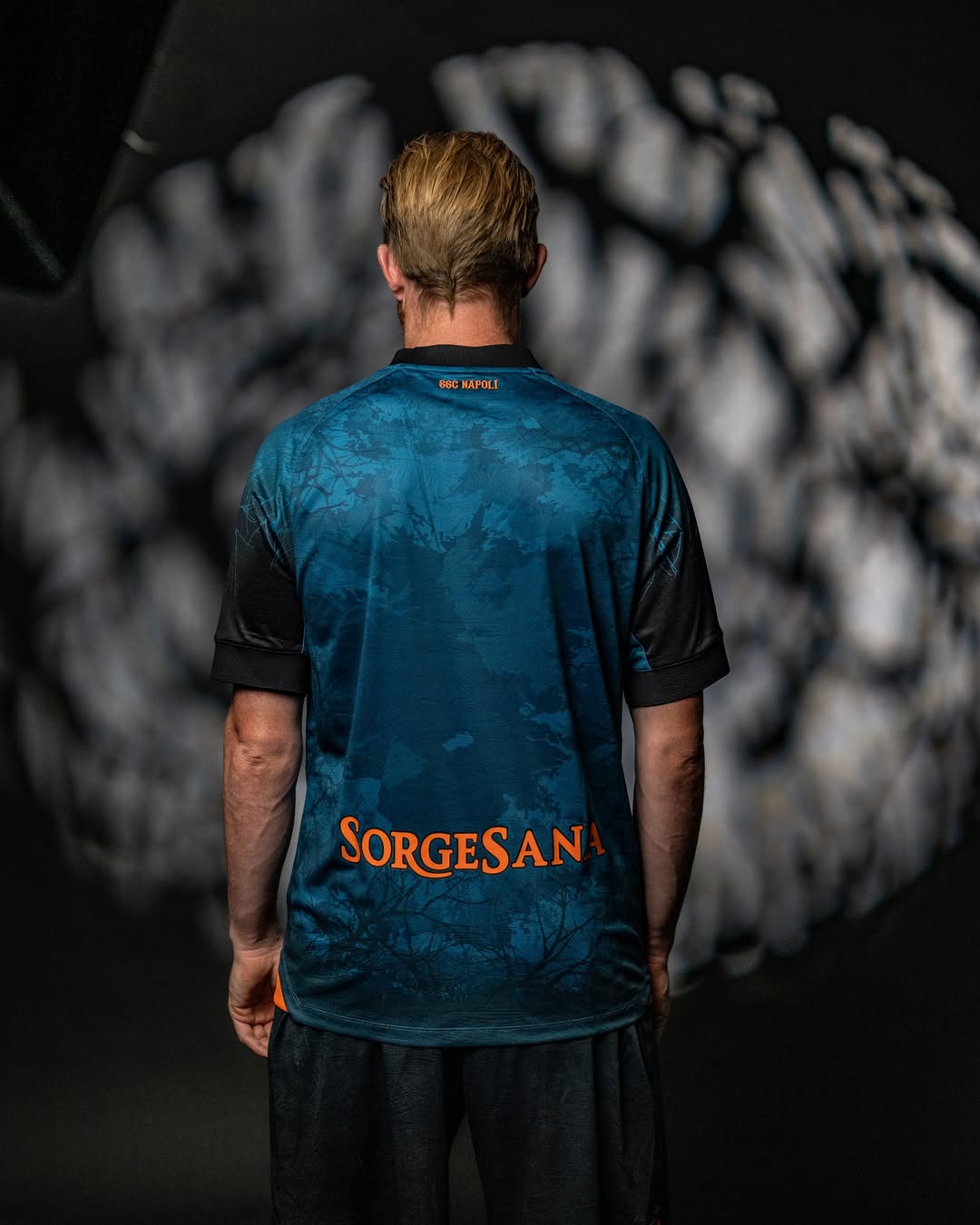 Maglia di Halloween del SSC Napoli 2025-2026 con lo scheletro sul petto