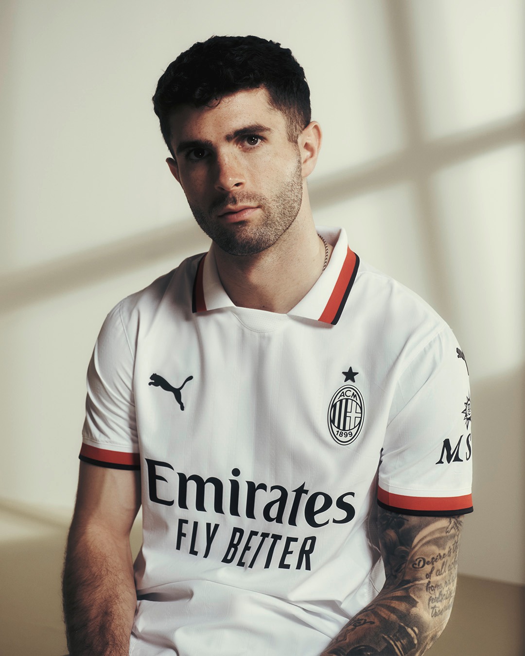 Maglia away del Milan 2024-2025: eleganza retro e gessate nascoste