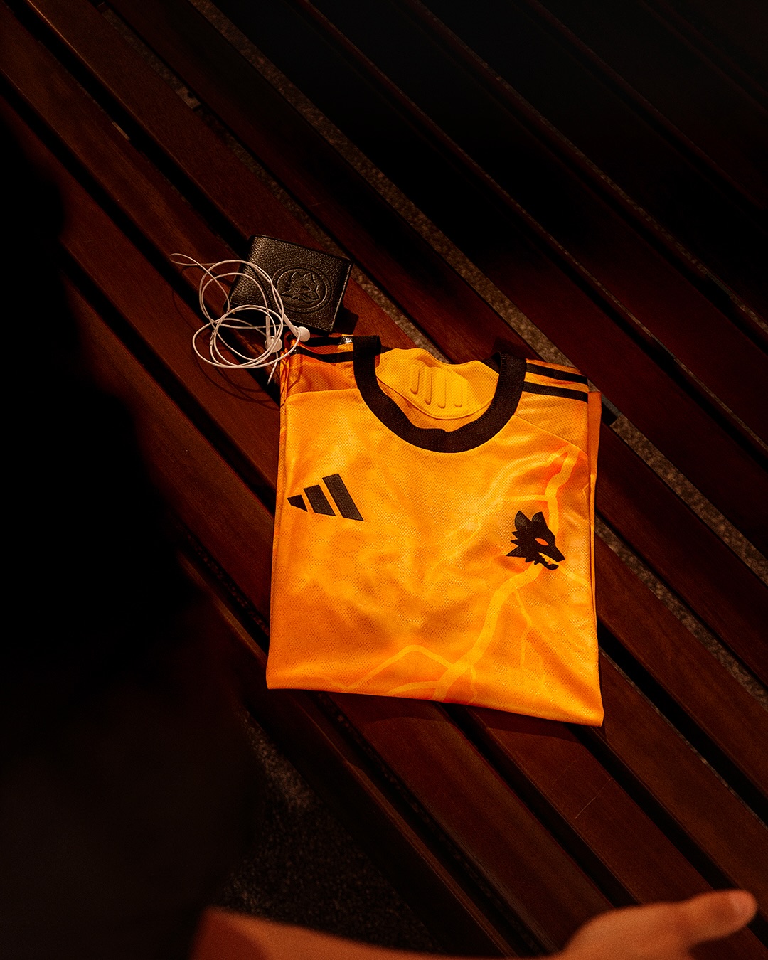 Maglia away dell'AS Roma 2025-2026: arancione con i fulmini di Marte