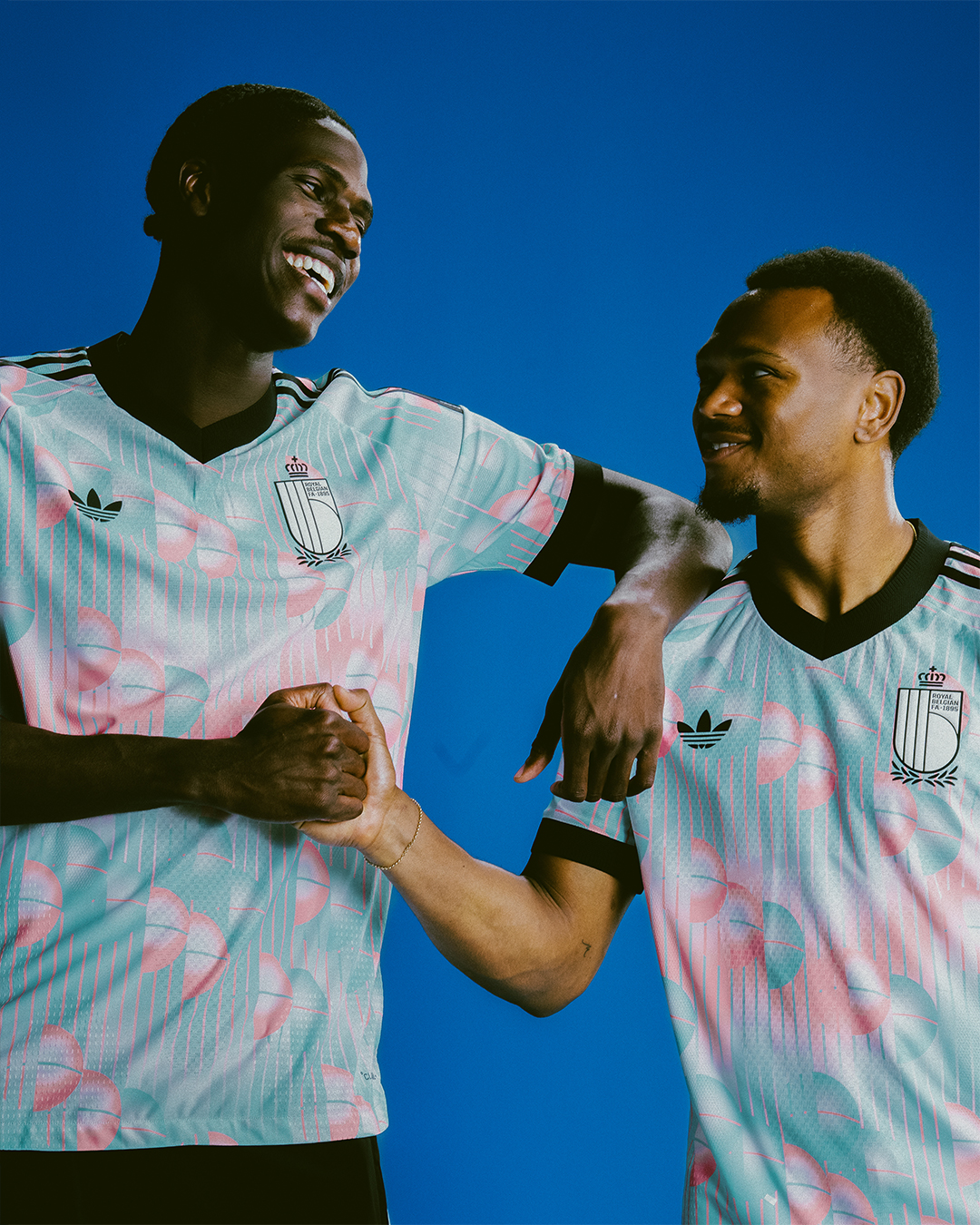 Maglia away Belgio Mondiali 2026, omaggio a Magritte!