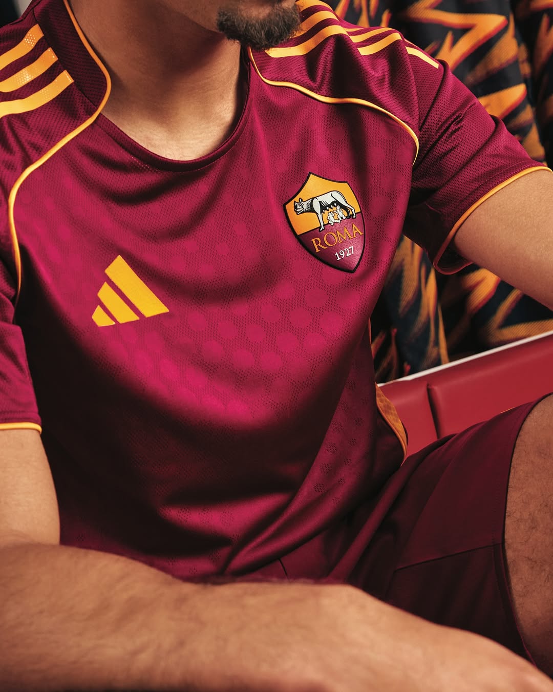 Maglia home dell'AS Roma 2025-2026: adidas riporta il look degli anni Novanta