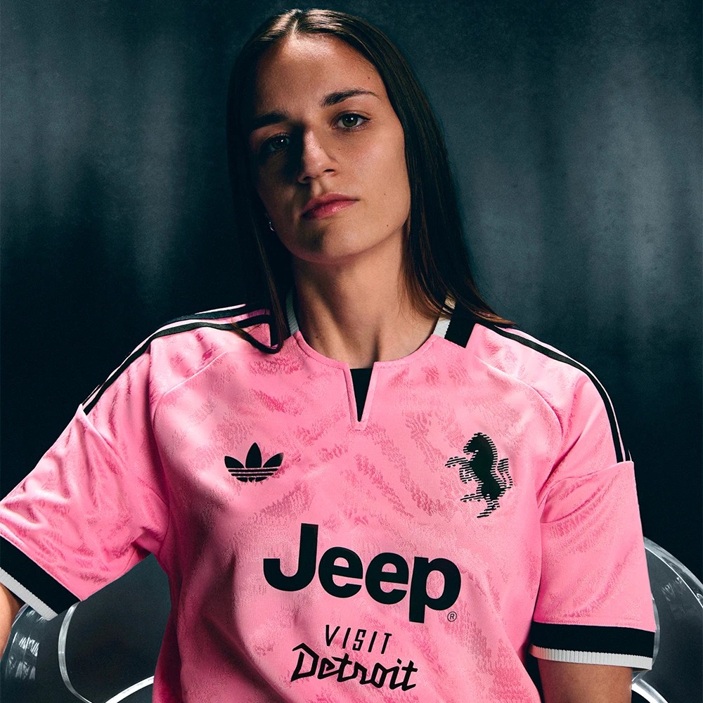 La maglia away rosa della Juventus 2026-2027 ispirata alla prima maglia del club