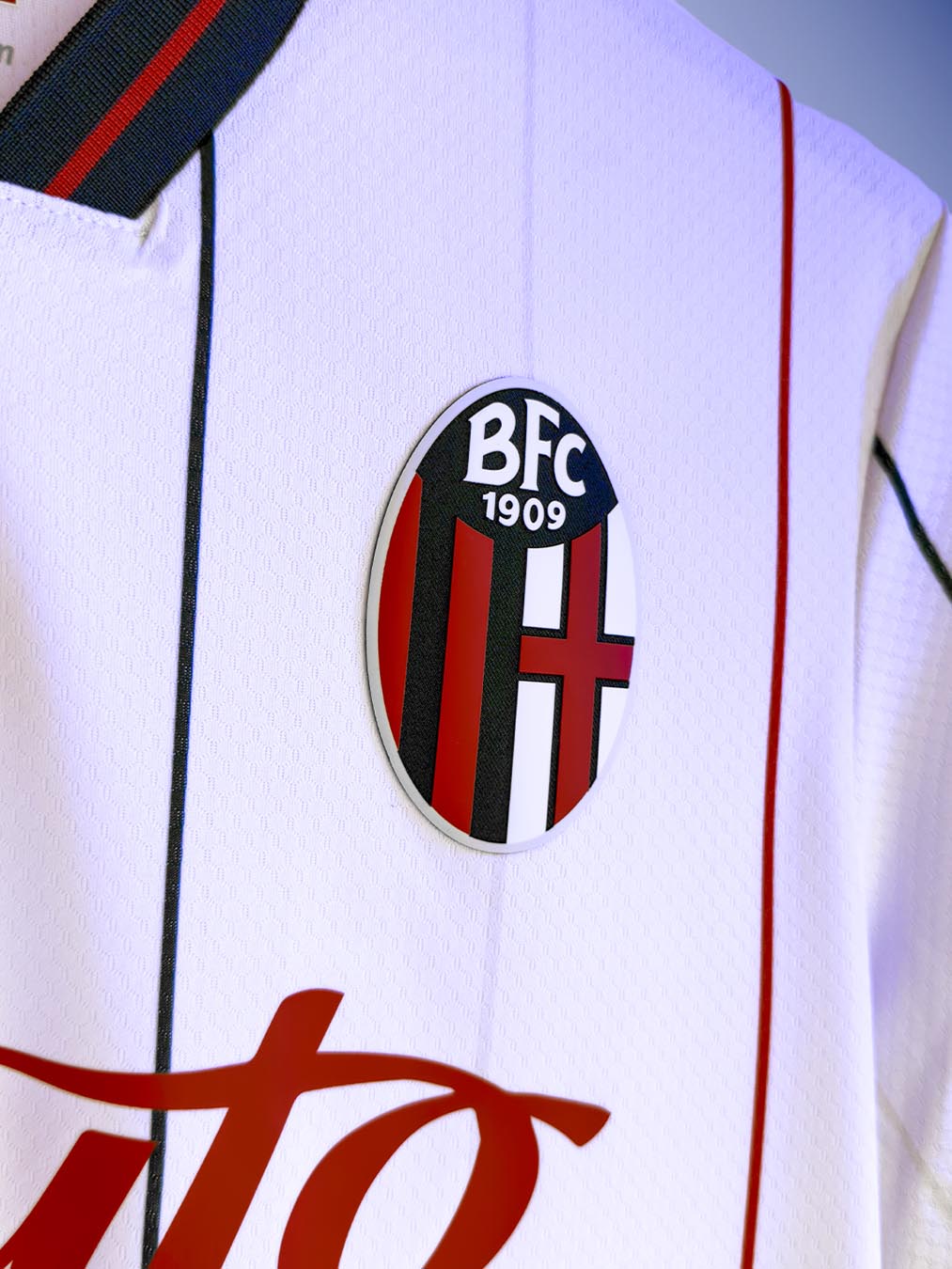 Maglie del Bologna 2025-2026: Macron porta il badge della Coppa Italia sul petto