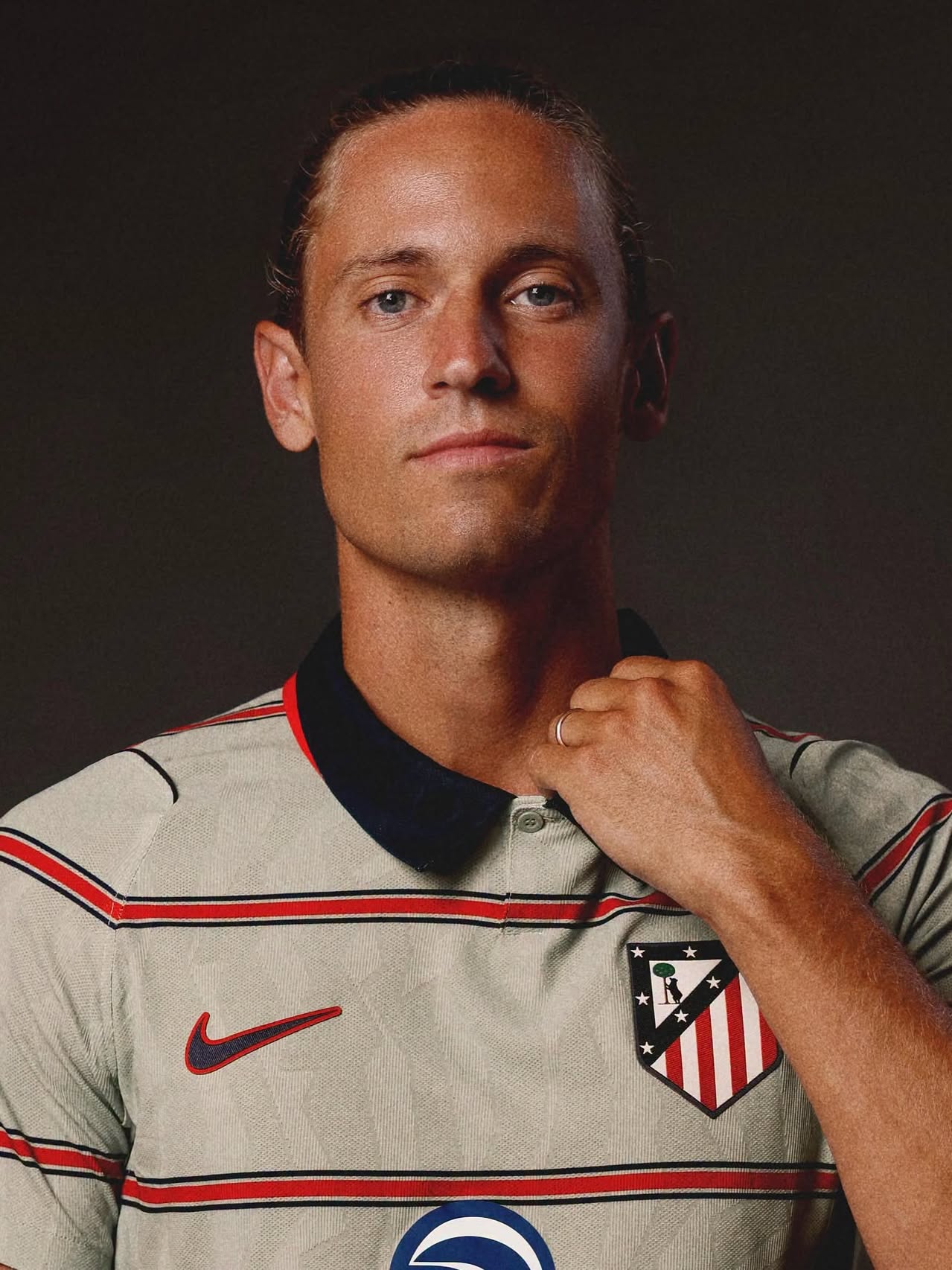 La terza maglia dell'Atlético Madrid 2026-2027 è grigia con dettagli nei colori del club