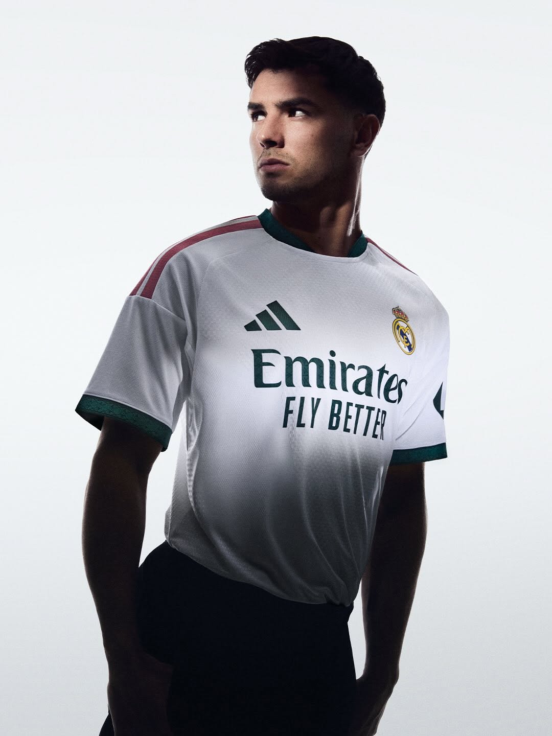 Maglia home Real Madrid 2026-2027 omaggio allo stemma!