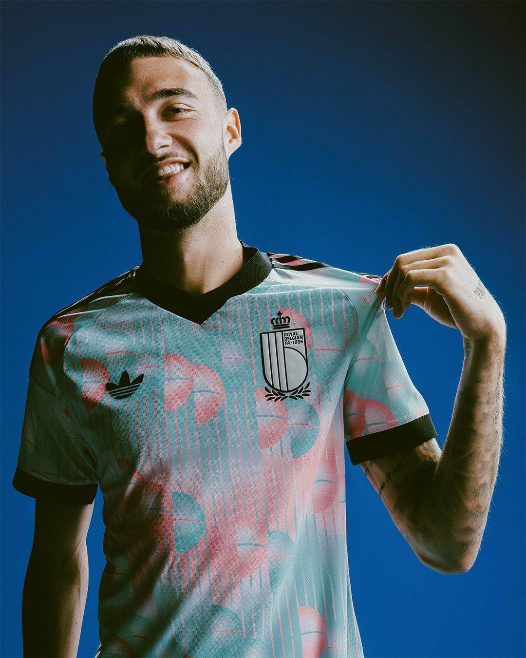 Maglia away Belgio Mondiali 2026, omaggio a Magritte!