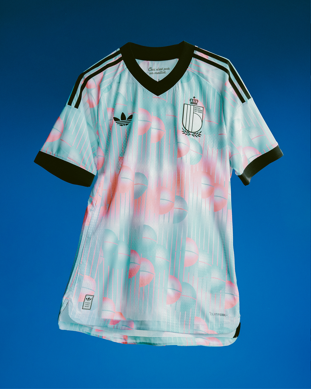 Maglia away Belgio Mondiali 2026, omaggio a Magritte!
