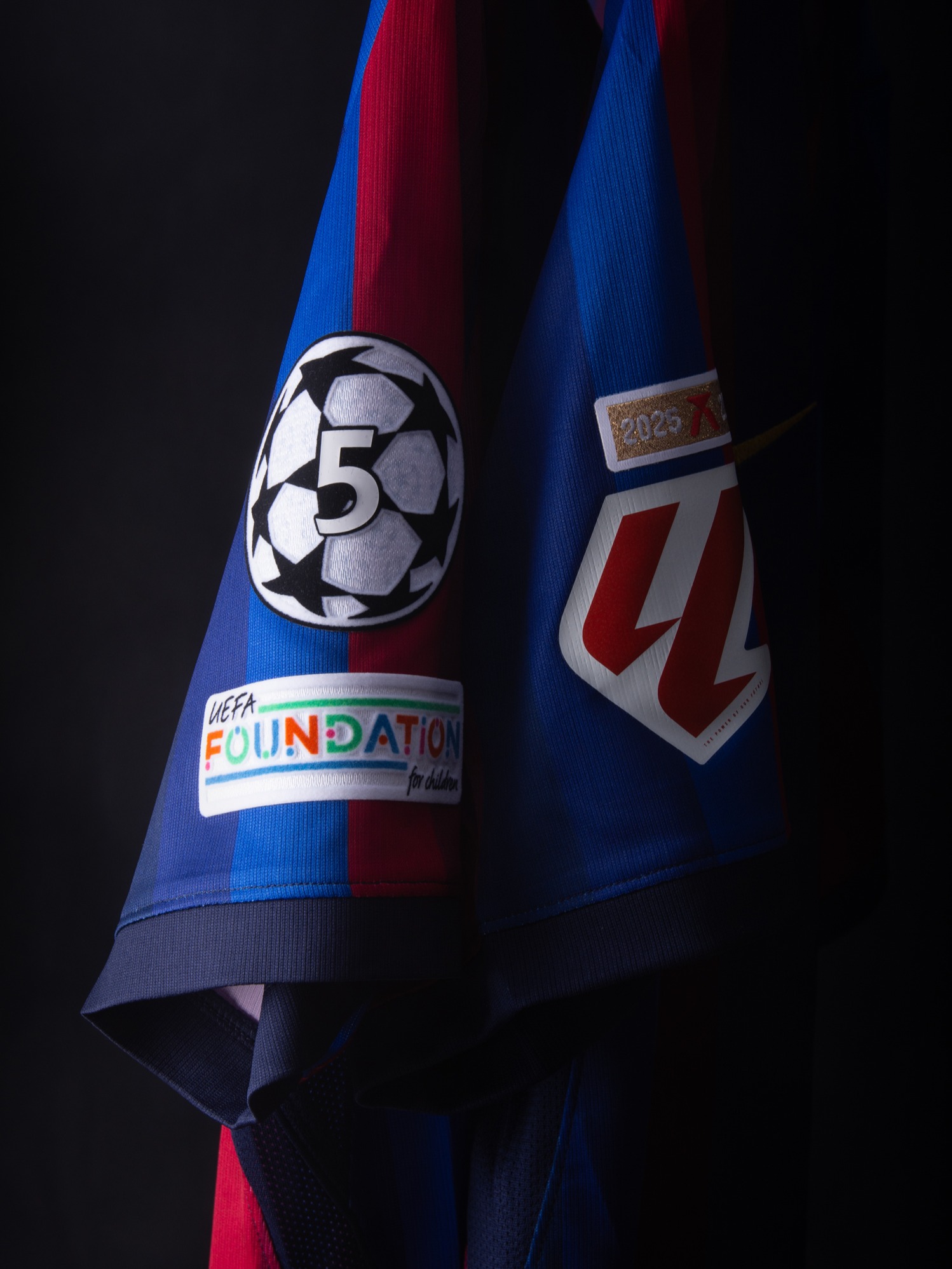 Perché il FC Barcelona ha due stampe diverse sulla maglia?