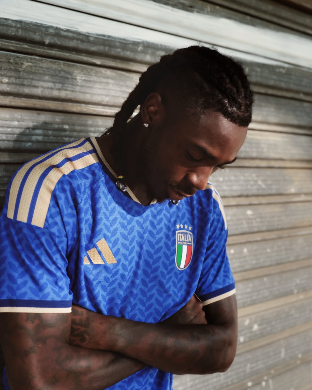 Maglia home dell'Italia per il Mondiale 2026: alloro e oro per i vent'anni dal 2006