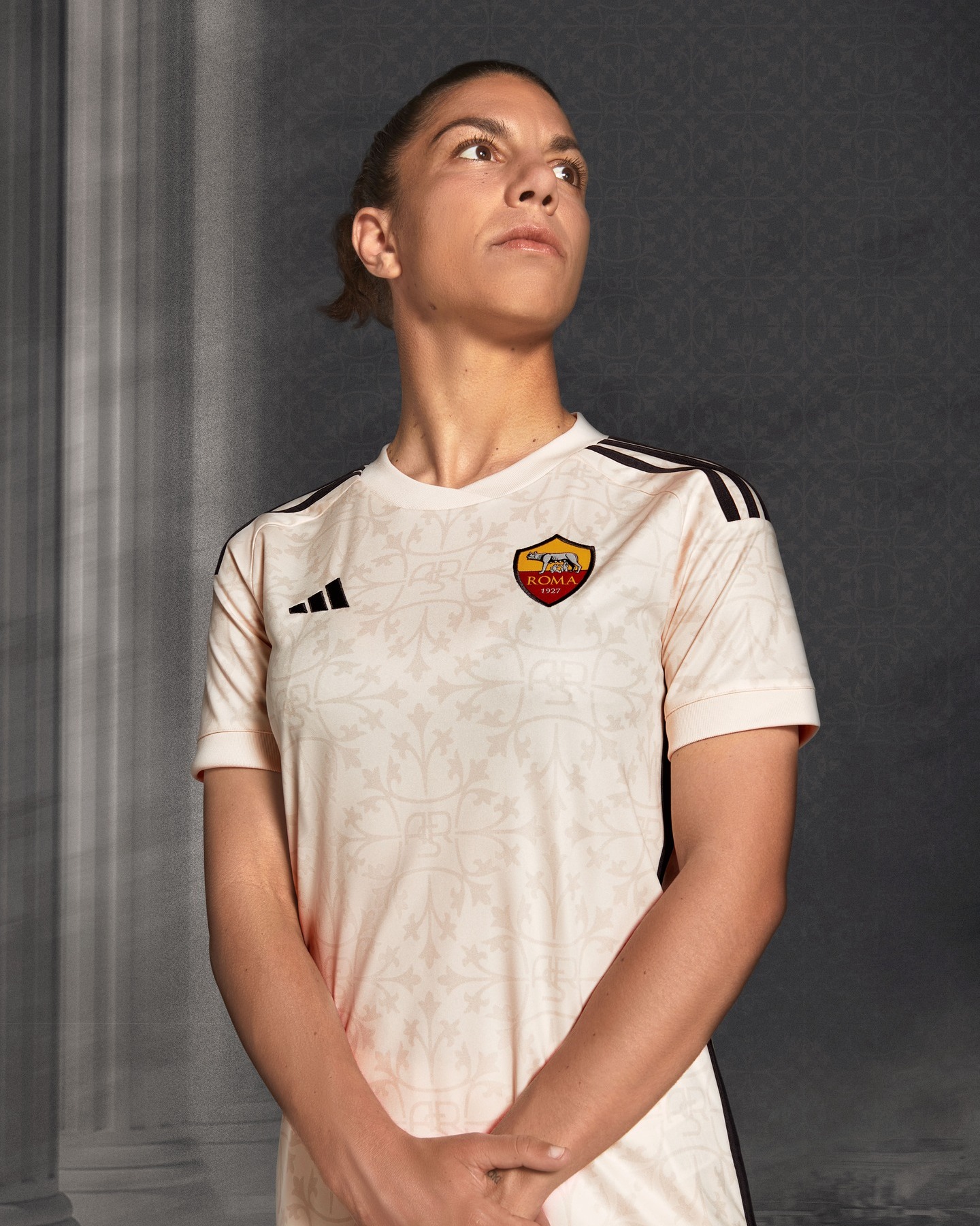 Maglia away della AS Roma 2023-2024: il marmo e l'architettura romana