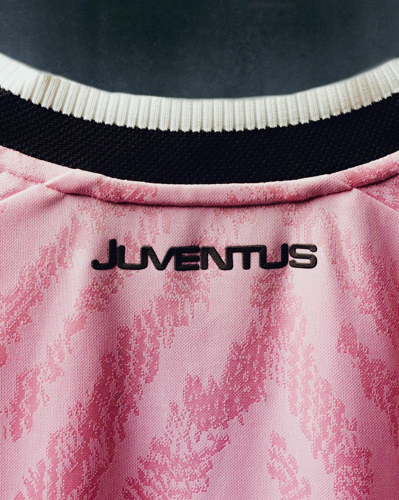 La maglia away rosa della Juventus 2026-2027 ispirata alla prima maglia del club