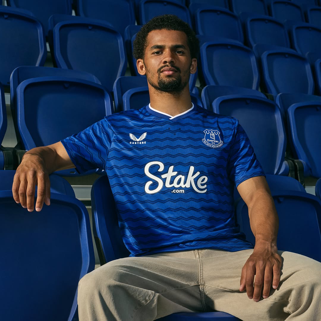 Le maglie dell'Everton 2025-2026 rendono omaggio al nuovo stadio e ai docklands!