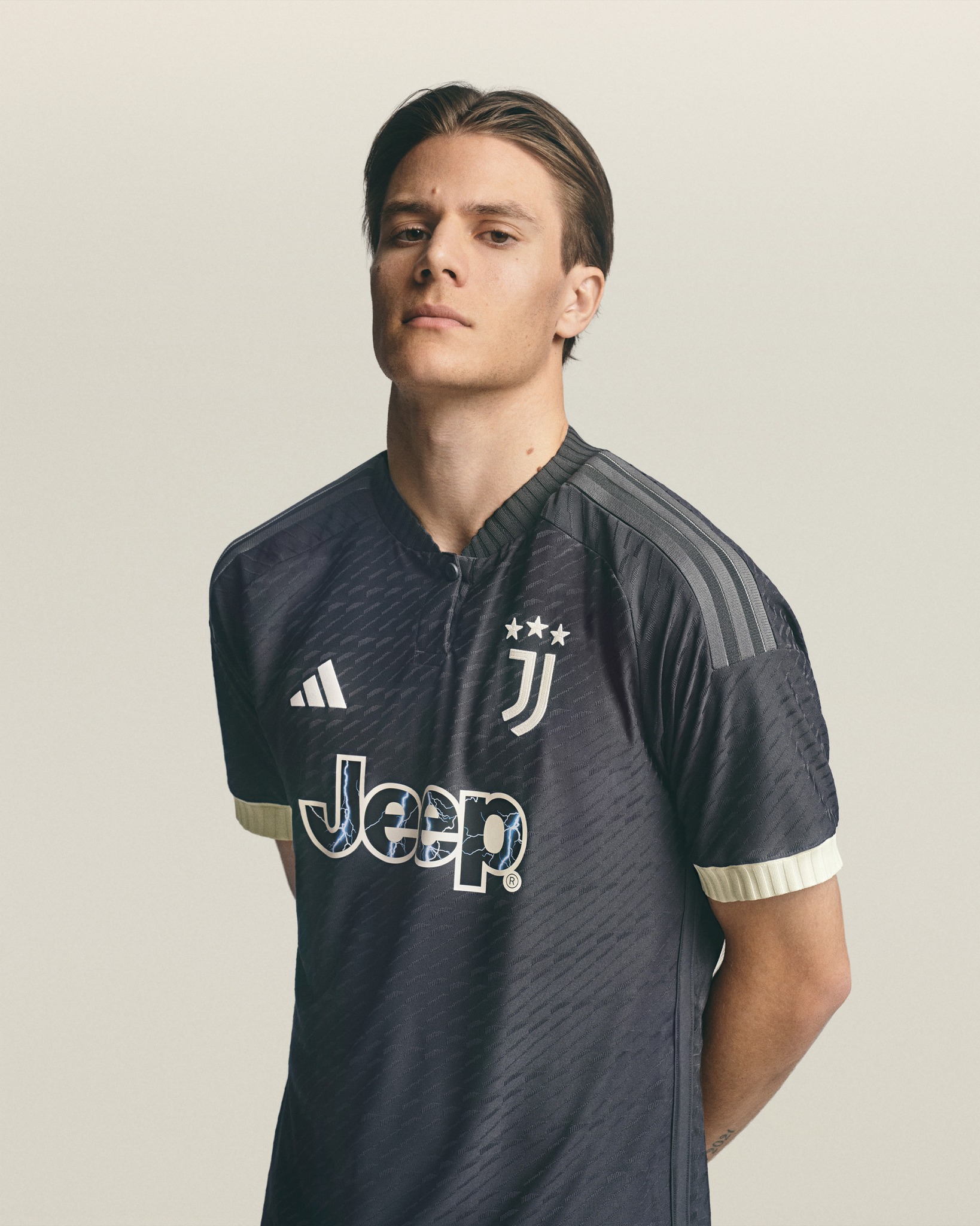 Terza maglia della Juventus 2023-2024: l'antracite industriale di Torino