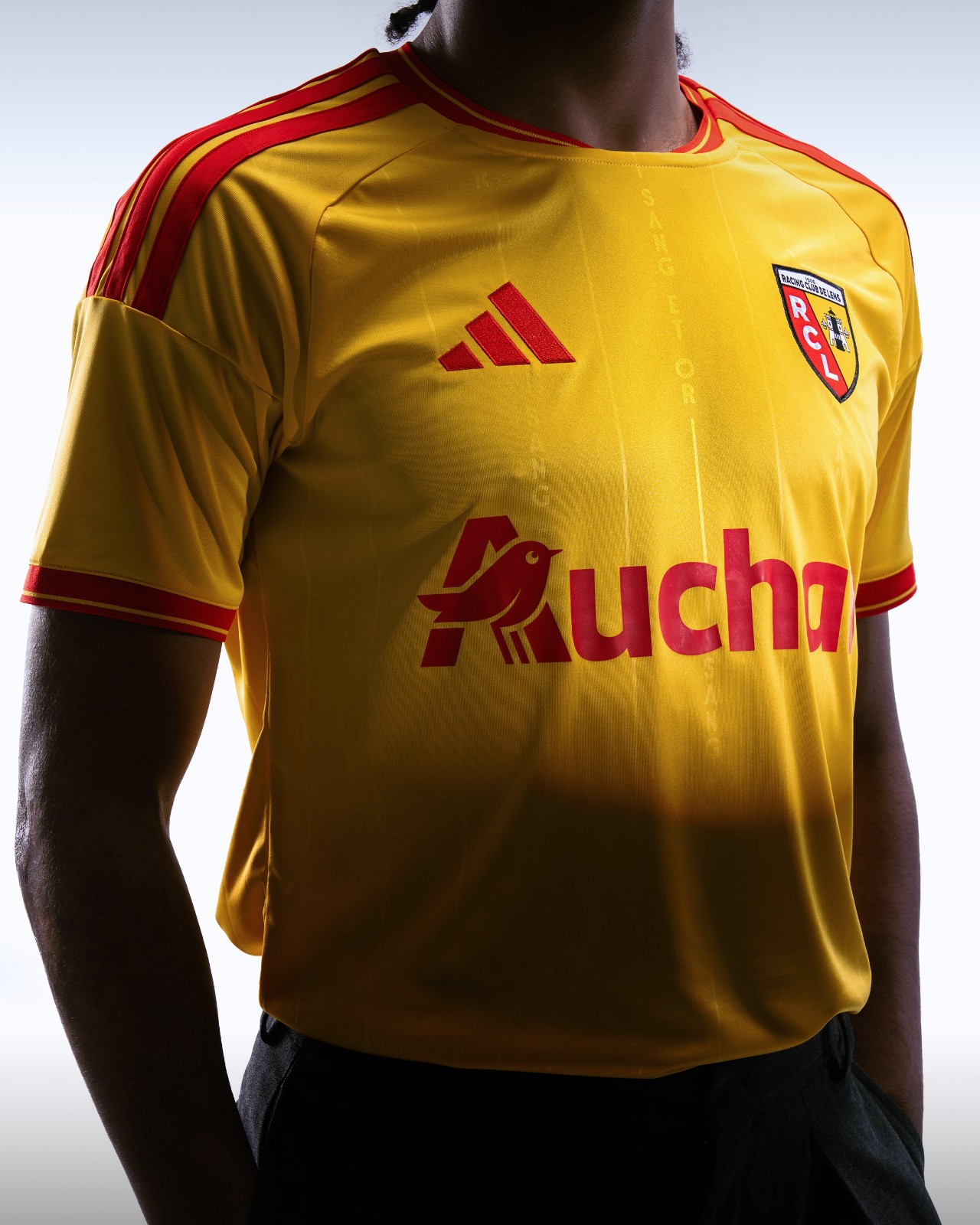 Questa e la maglia home RC Lens 2026-2027 di adidas