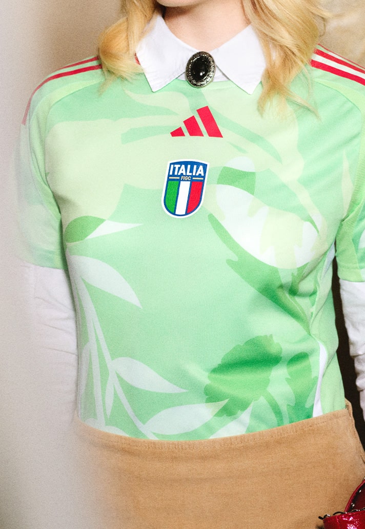 Maglie dell'Italia femminile per Euro 2025: il DNA azzurro e il Rinascimento