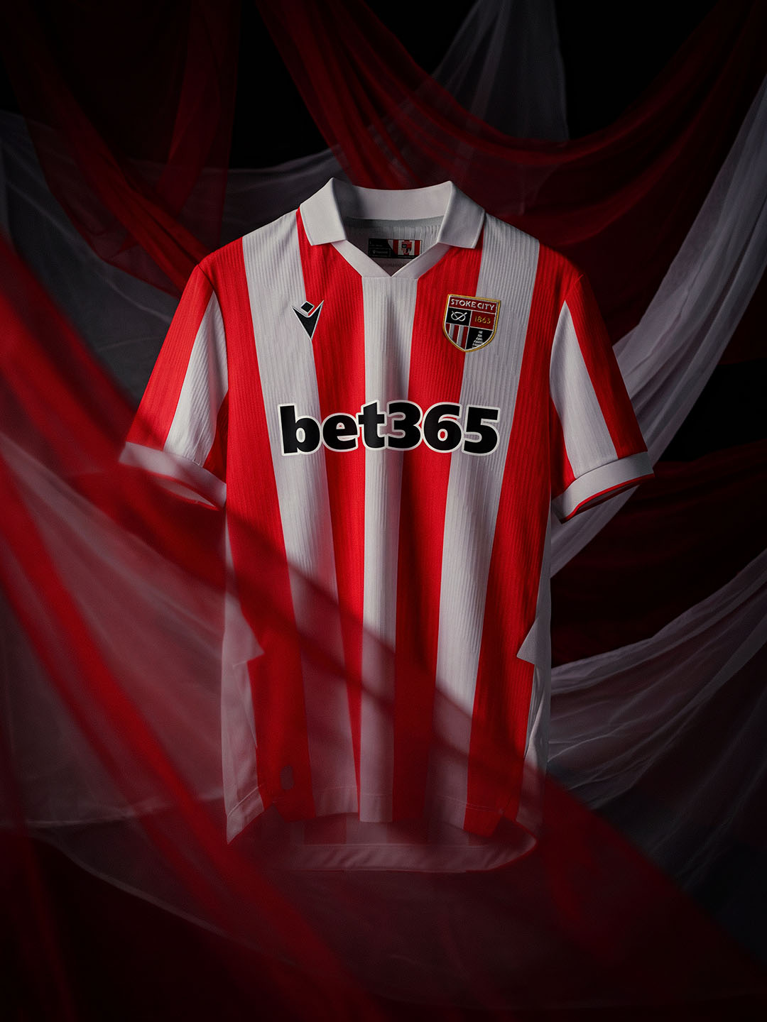 La maglia home dello Stoke City 2026-2027 con nuovo logo