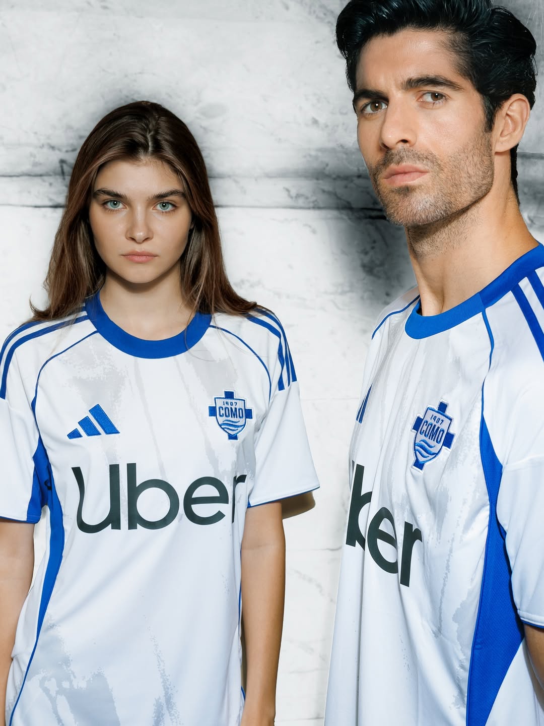 Maglie del Como 1907 2025-2026 ispirate al lago e allo stadio