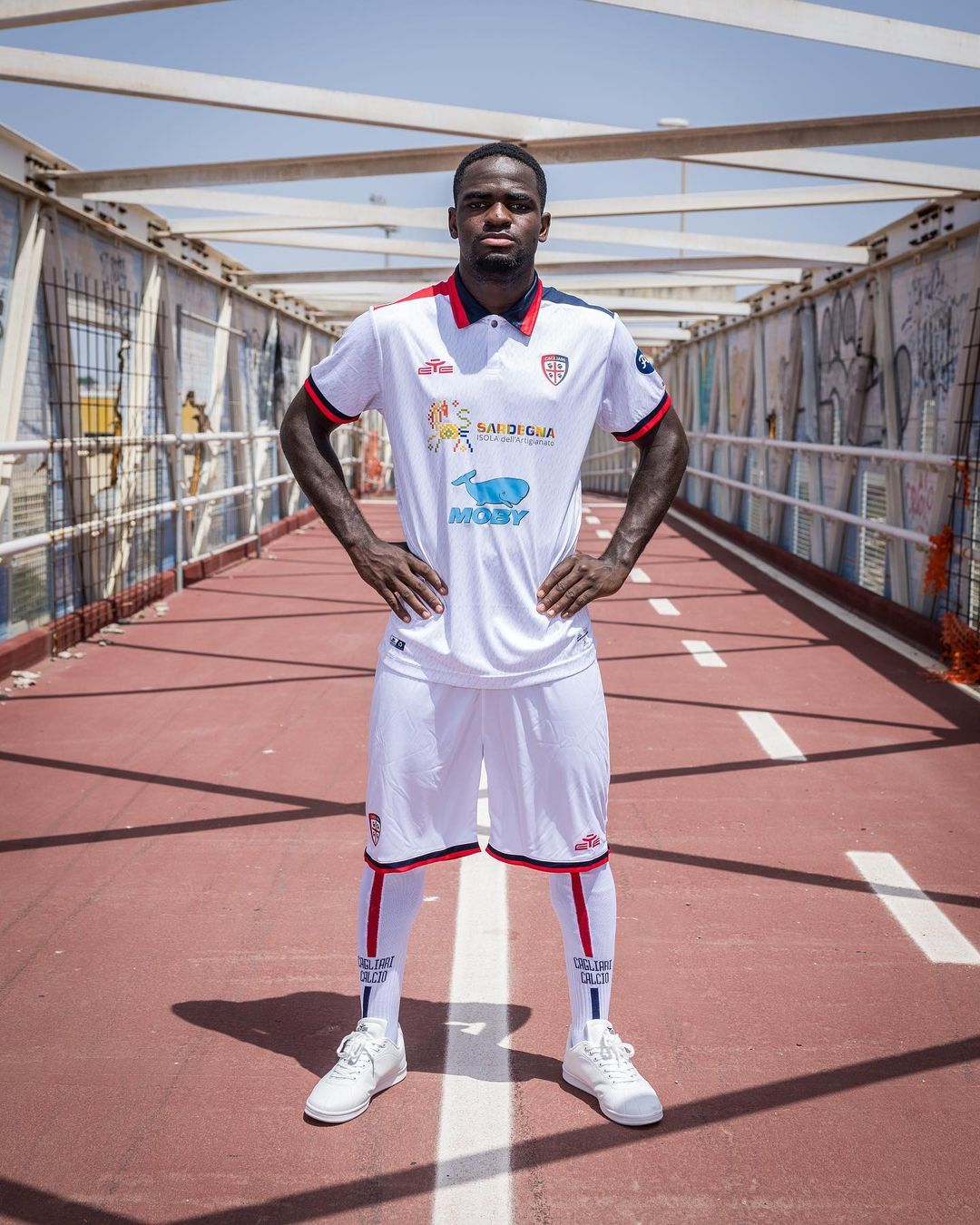 Maglie del Cagliari 2023-2024: Eye Sportswear tra Dea madre e onde del mare
