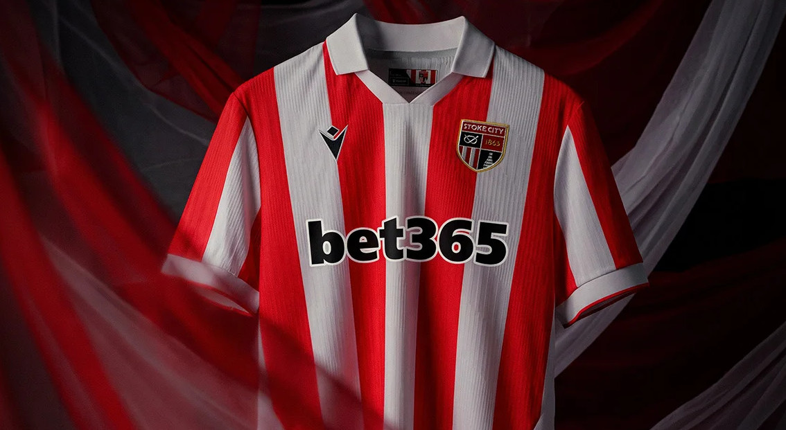 La maglia home dello Stoke City 2026-2027 con nuovo logo