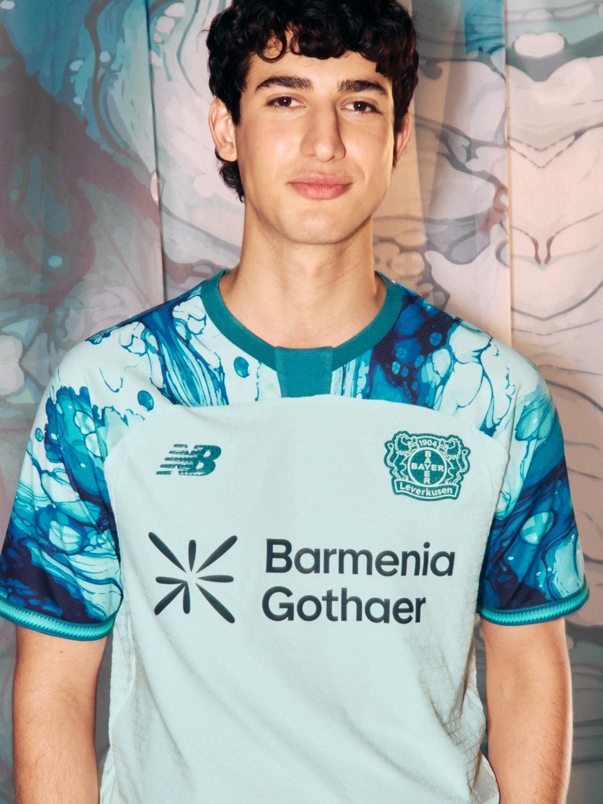 Le maglie del Bayer Leverkusen 2026-2027 ispirate alla BayArena e alla 'City of Colours'