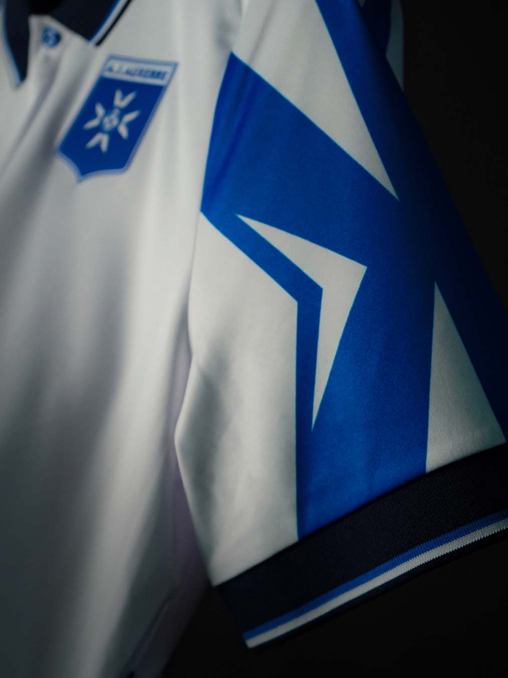 Maglia home dell'AJ Auxerre 2026-2027: omaggio al double del 1996