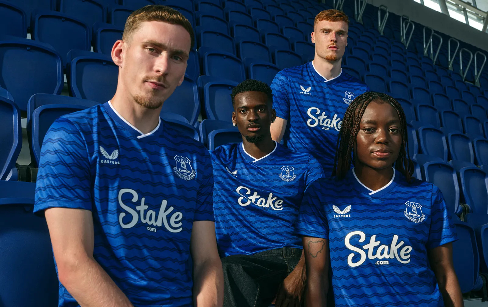 Le maglie dell'Everton 2025-2026 rendono omaggio al nuovo stadio e ai docklands!