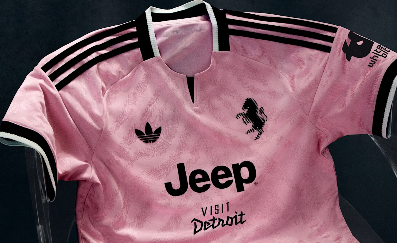 La maglia away rosa della Juventus 2026-2027 ispirata alla prima maglia del club