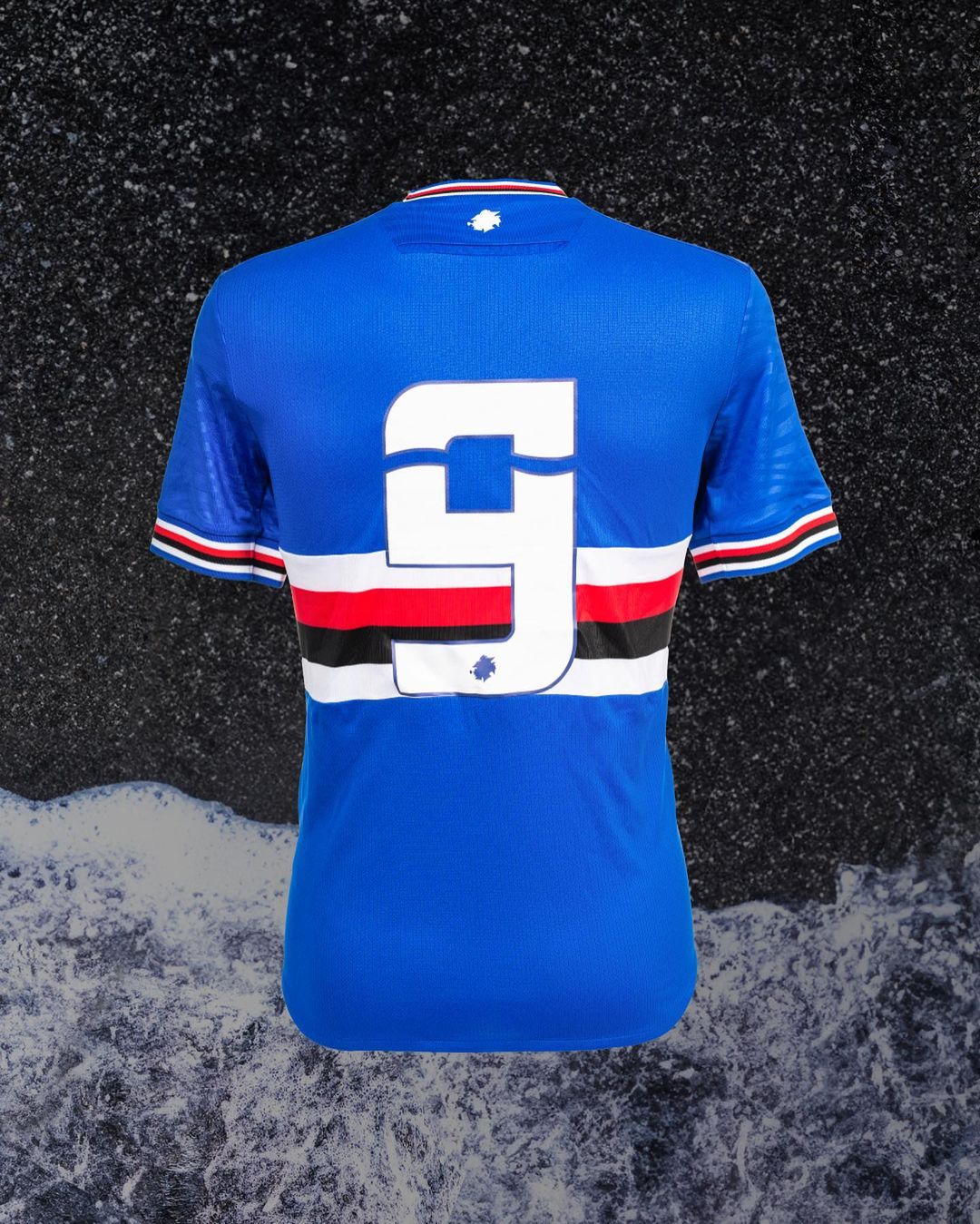 Maglie della Sampdoria 2023-2024: Macron tra onde del mare e Baciccia