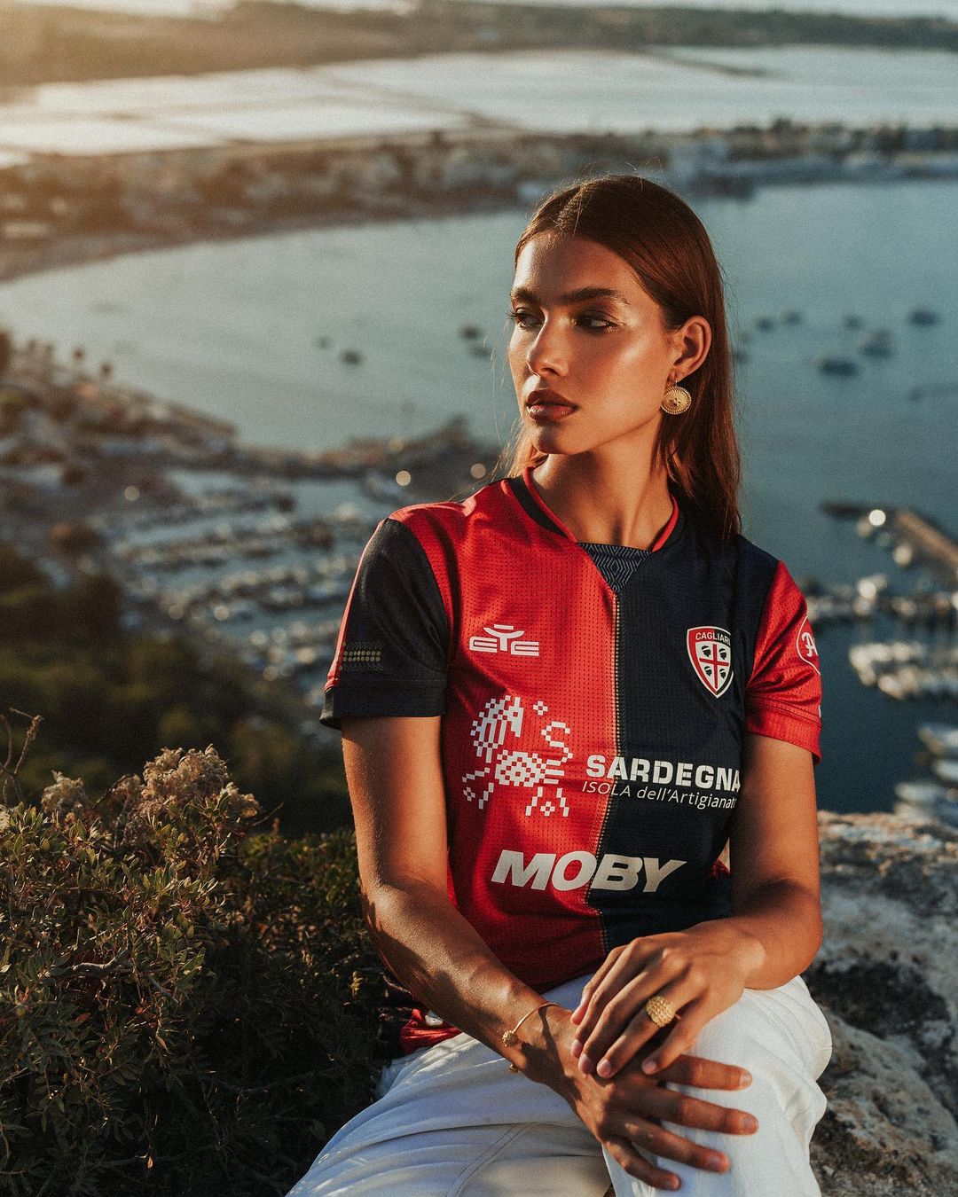 Maglie del Cagliari 2024-2025: i simboli della Sardegna secondo Eye Sport