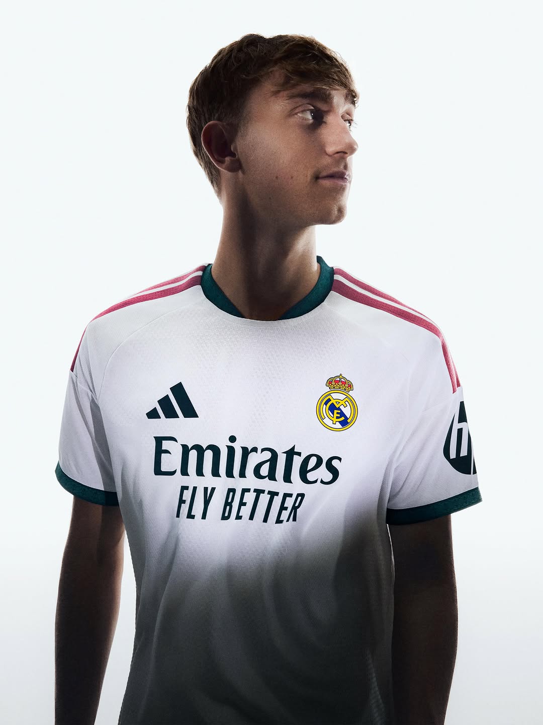 Maglia home Real Madrid 2026-2027 omaggio allo stemma!