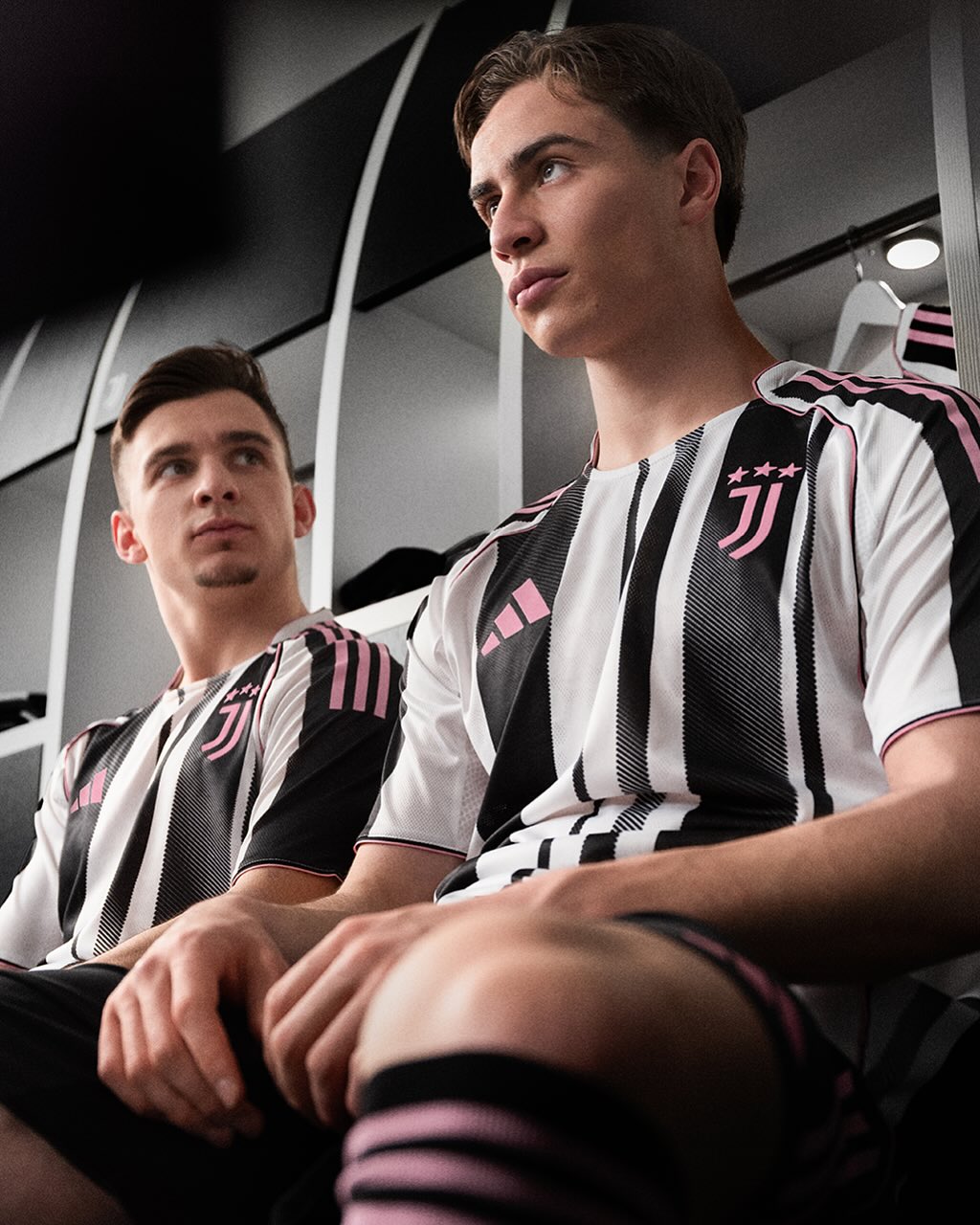 Maglia home della Juventus 2025-2026: strisce nuove e dettagli rosa