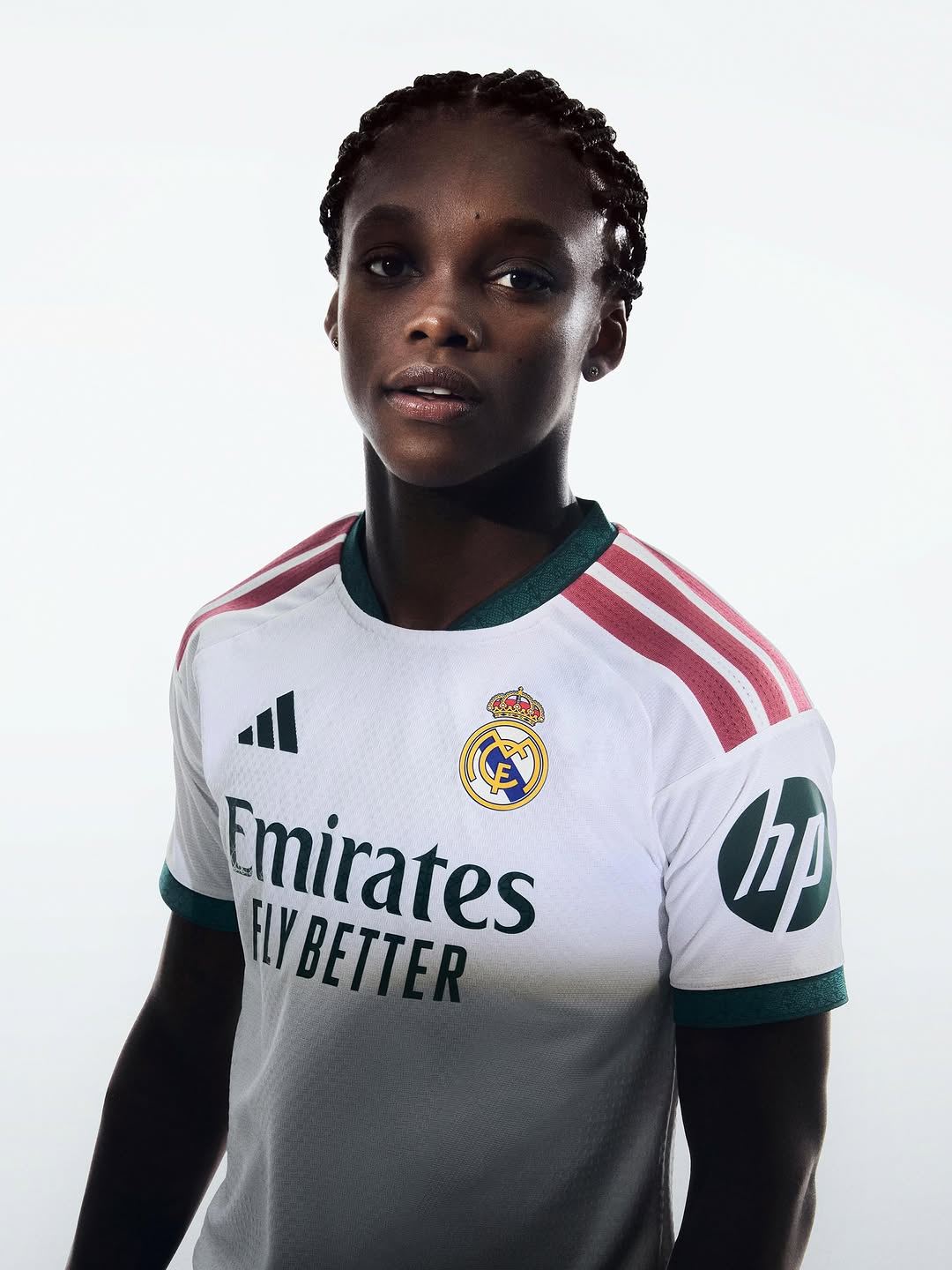 Maglia home Real Madrid 2026-2027 omaggio allo stemma!