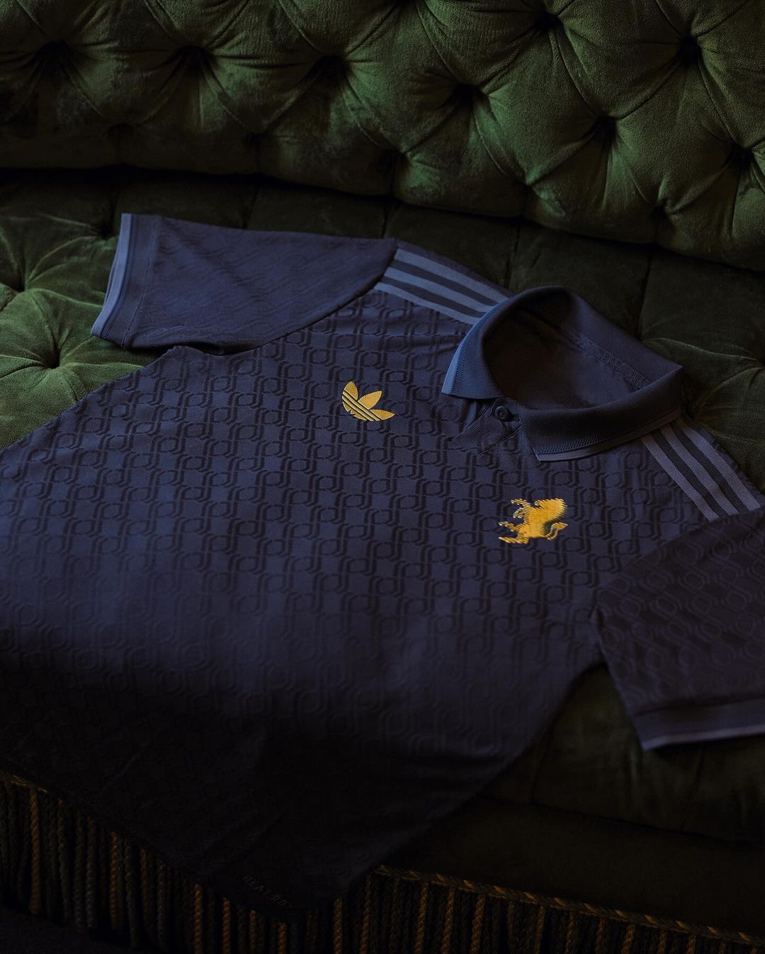 Terza maglia della Juventus 2024-2025: cielo stellato e loghi retro