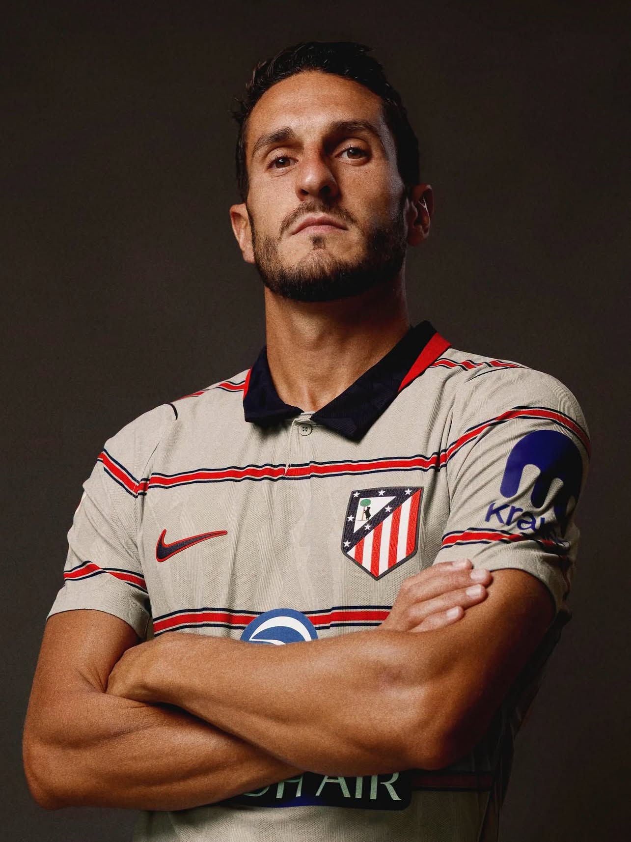 La terza maglia dell'Atlético Madrid 2026-2027 è grigia con dettagli nei colori del club
