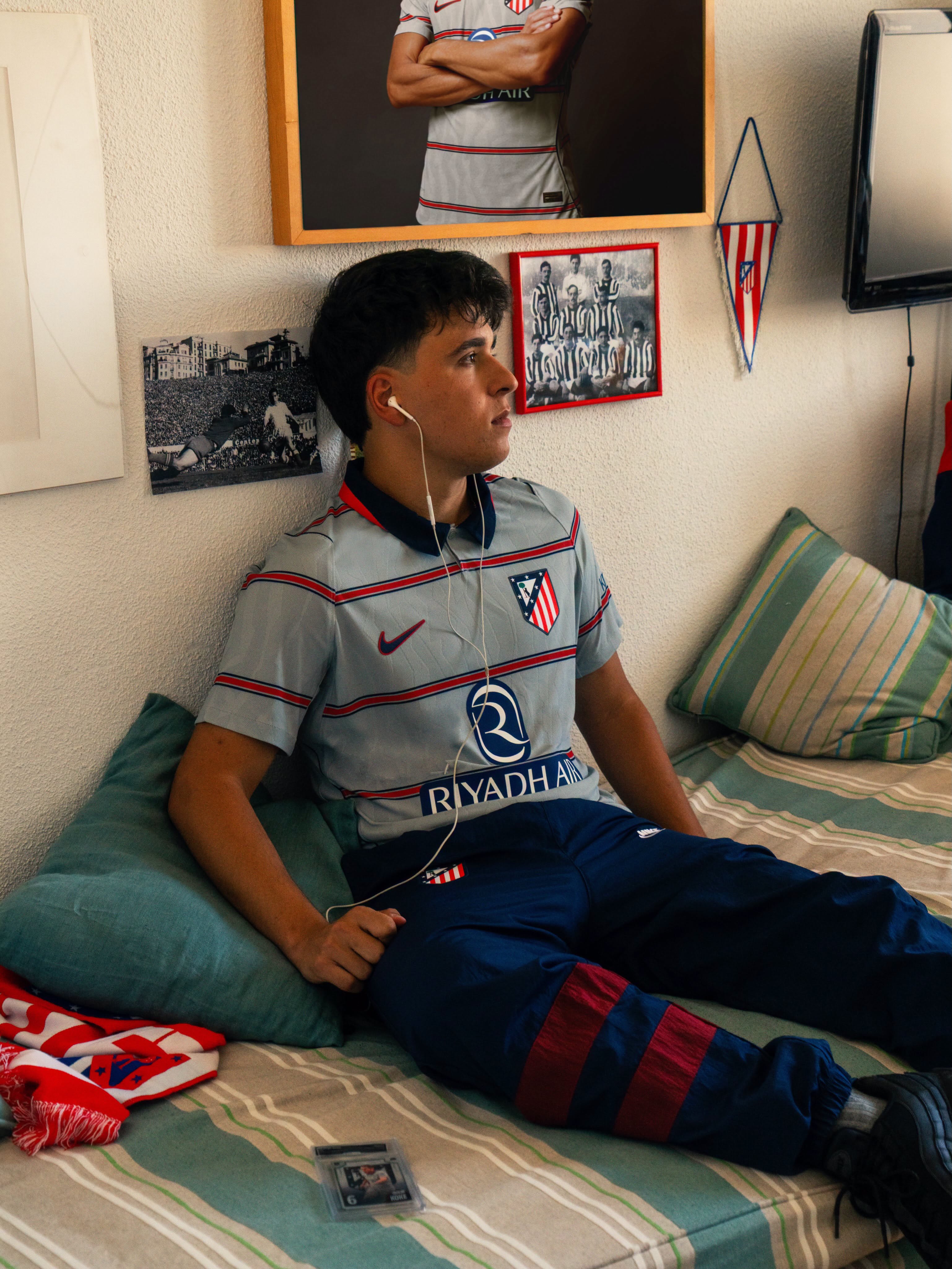 La terza maglia dell'Atlético Madrid 2026-2027 è grigia con dettagli nei colori del club