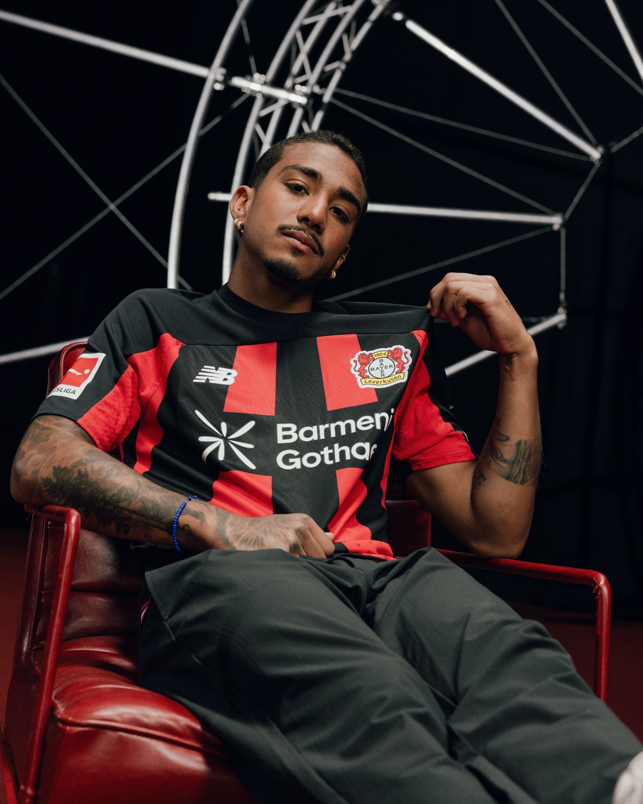 Le maglie del Bayer Leverkusen 2026-2027 ispirate alla BayArena e alla 'City of Colours'
