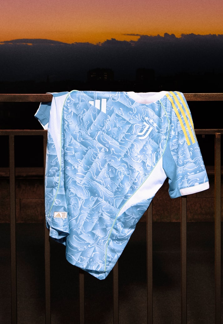 Maglia away della Juventus 2025-2026: il mare italiano secondo adidas