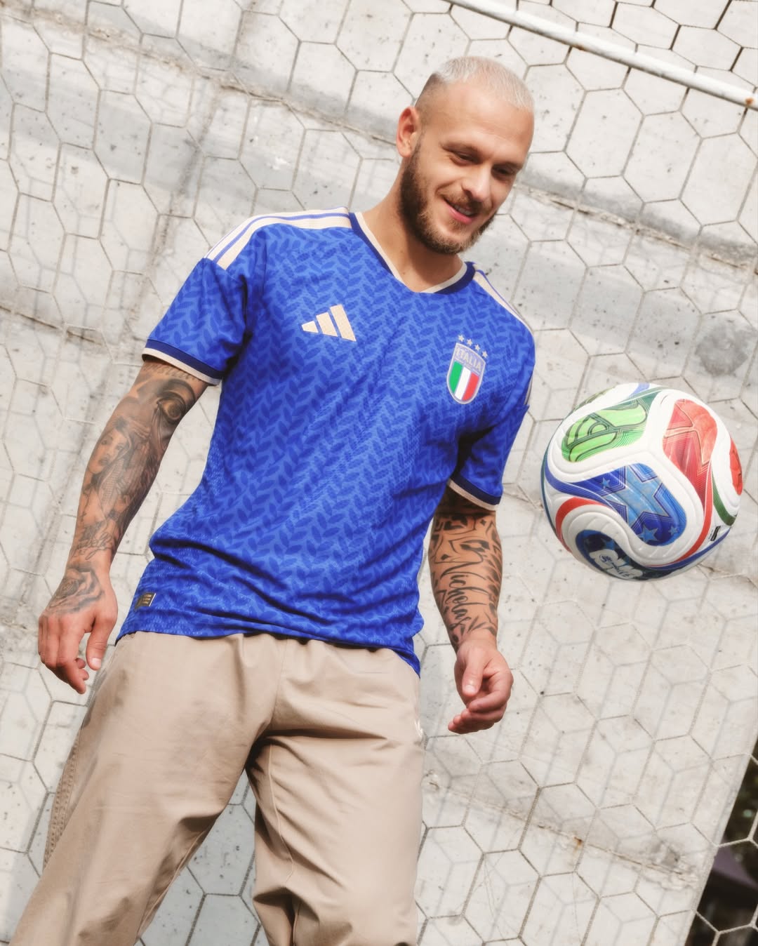Maglia home dell'Italia per il Mondiale 2026: alloro e oro per i vent'anni dal 2006