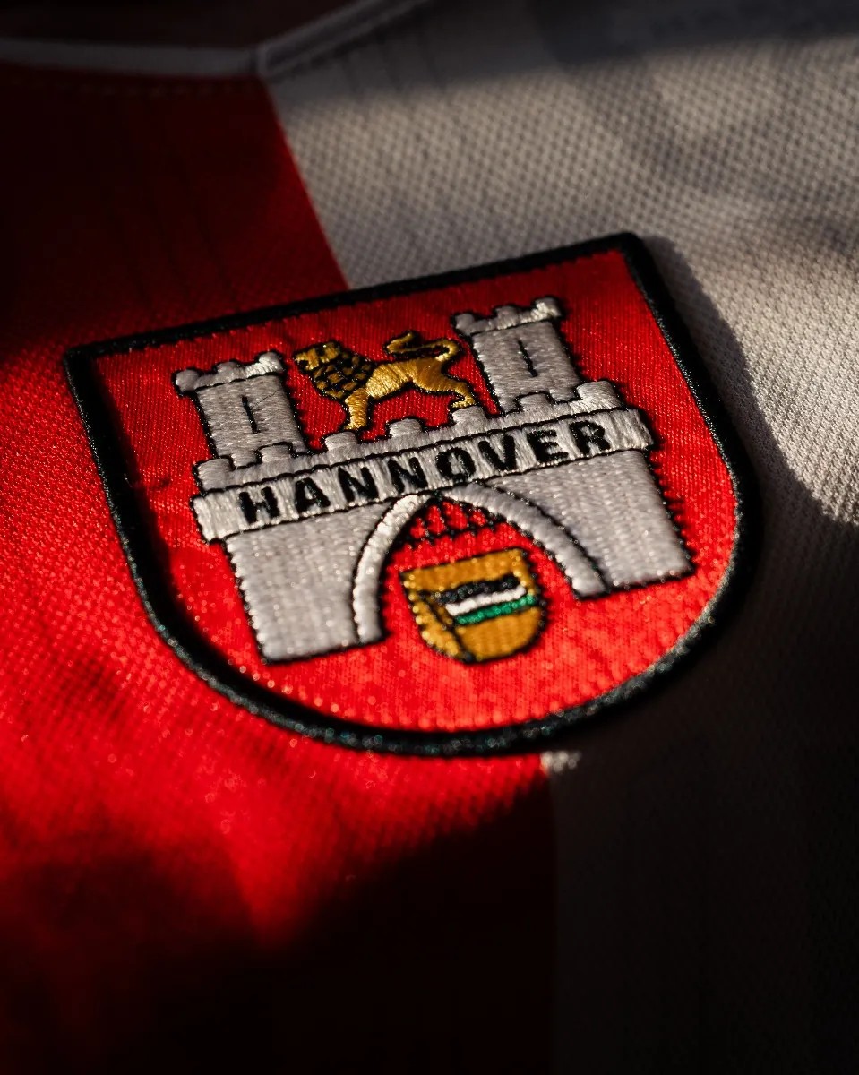 Hannover 96 e Macron lanciano una maglia speciale per gli 80 anni della capitale Hannover