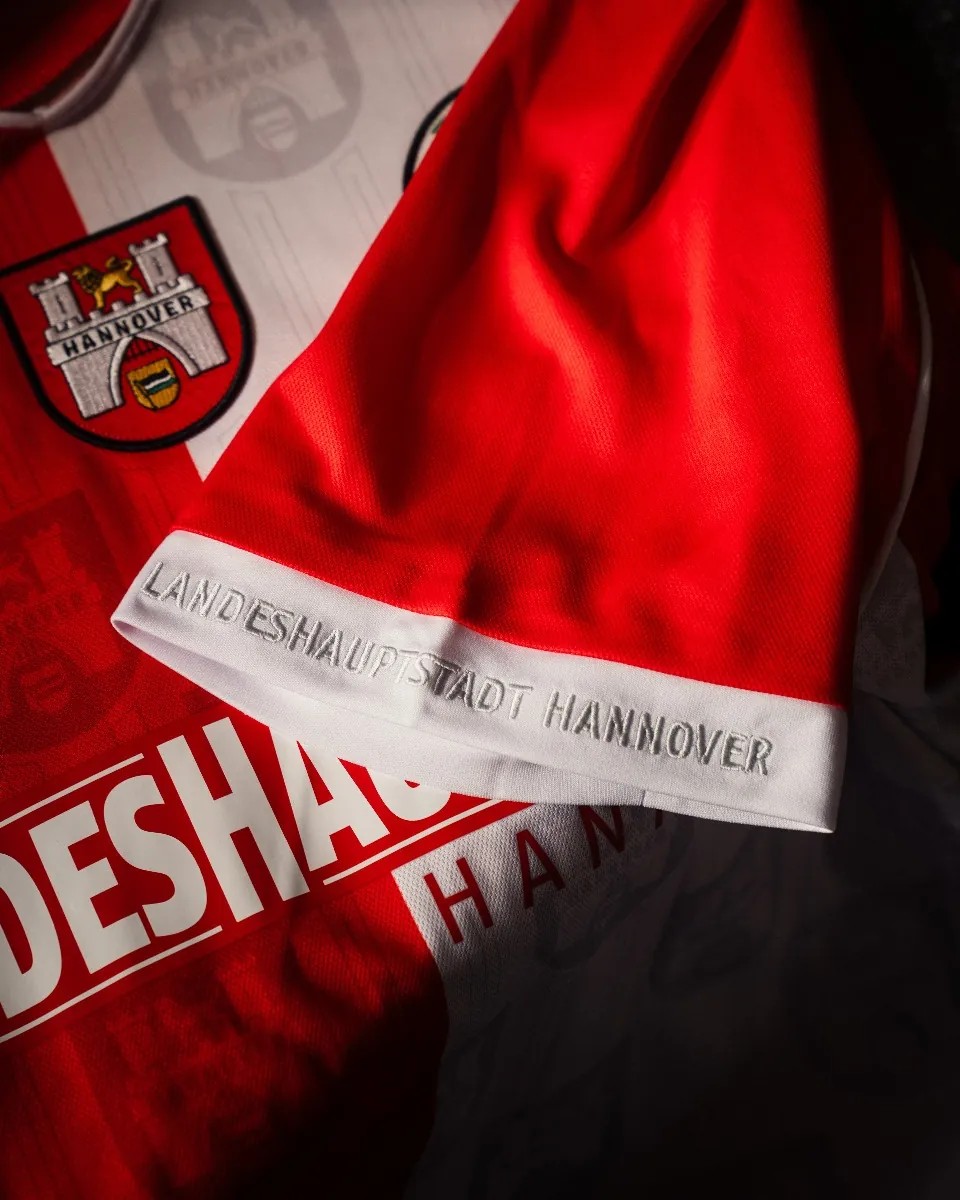 Hannover 96 e Macron lanciano una maglia speciale per gli 80 anni della capitale Hannover