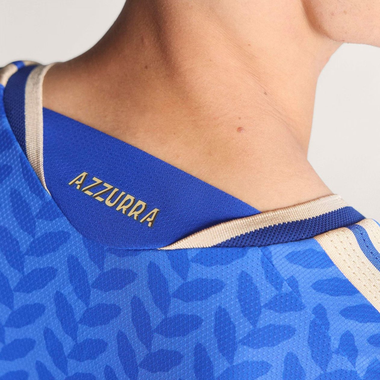 Maglia home dell'Italia per il Mondiale 2026: alloro e oro per i vent'anni dal 2006
