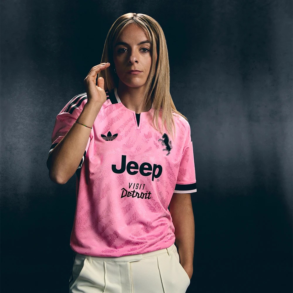 La maglia away rosa della Juventus 2026-2027 ispirata alla prima maglia del club