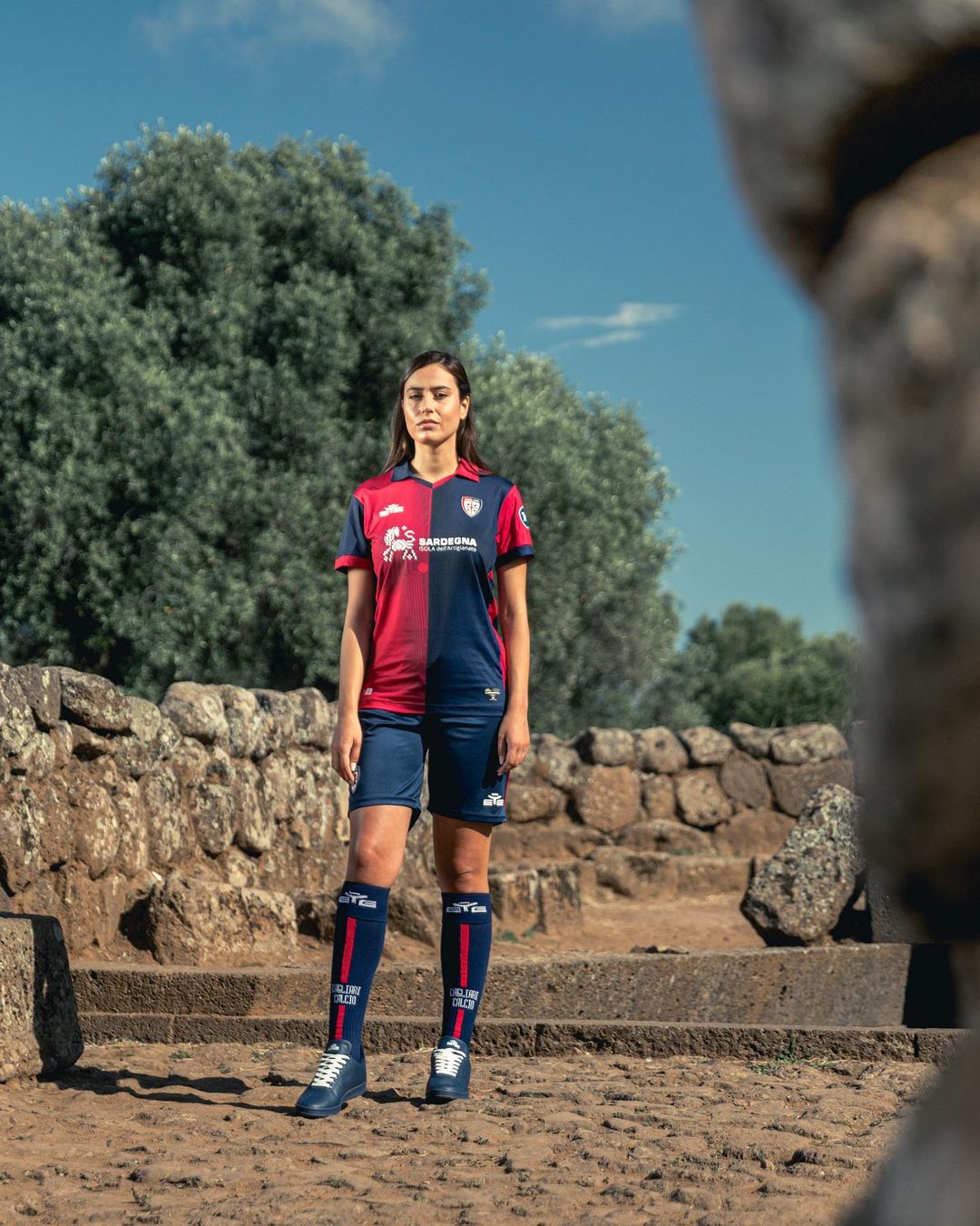 Maglie del Cagliari 2023-2024: Eye Sportswear tra Dea madre e onde del mare