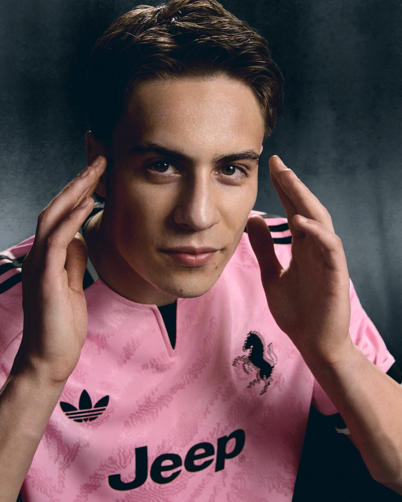 La maglia away rosa della Juventus 2026-2027 ispirata alla prima maglia del club