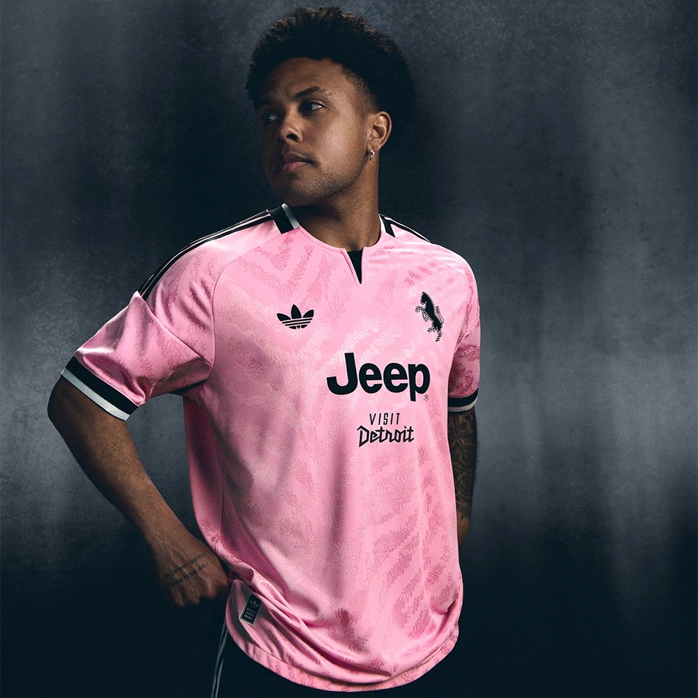 La maglia away rosa della Juventus 2026-2027 ispirata alla prima maglia del club