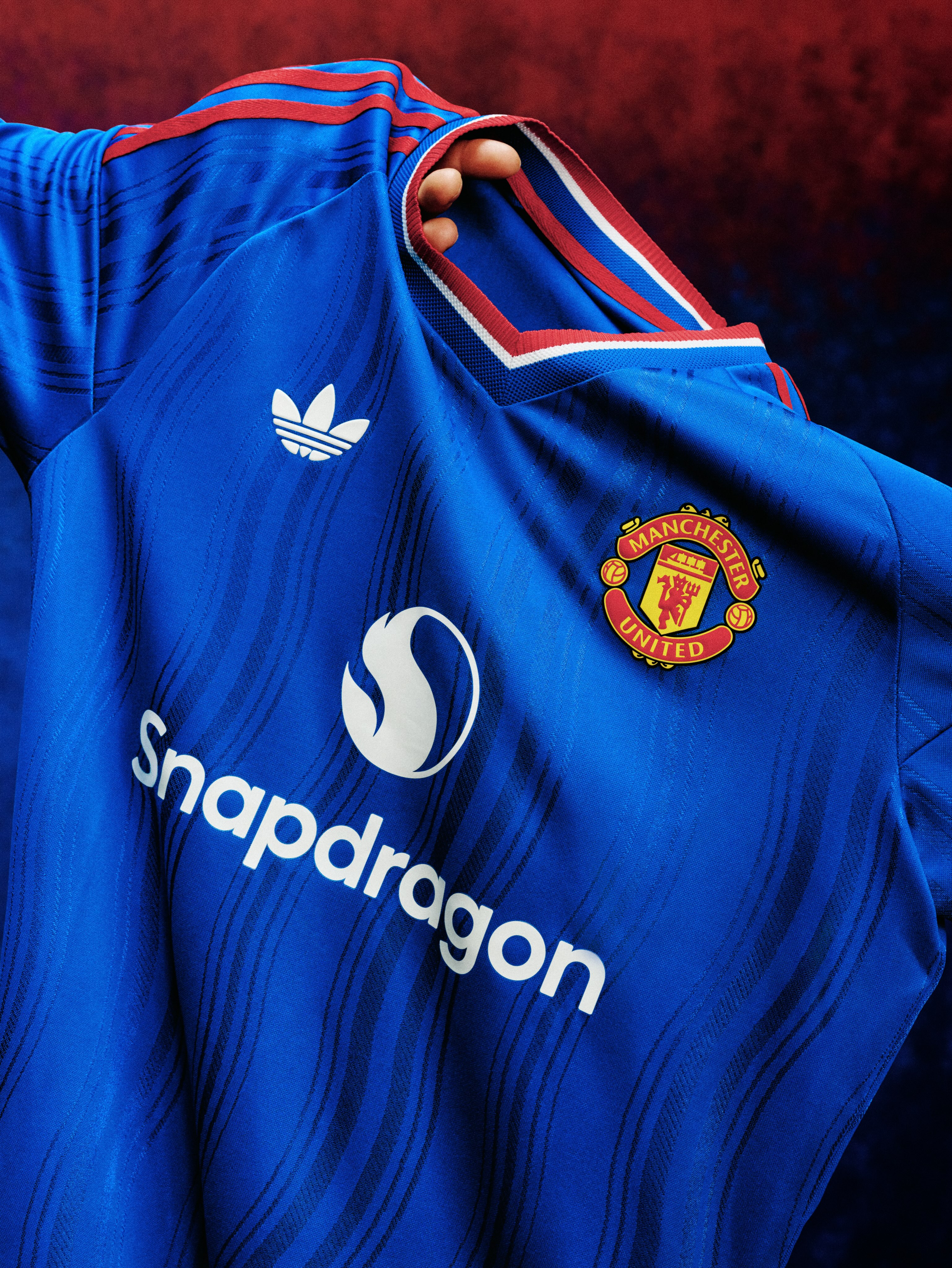 La maglia away del Manchester United 2026-2027 riporta l'iconico design blu